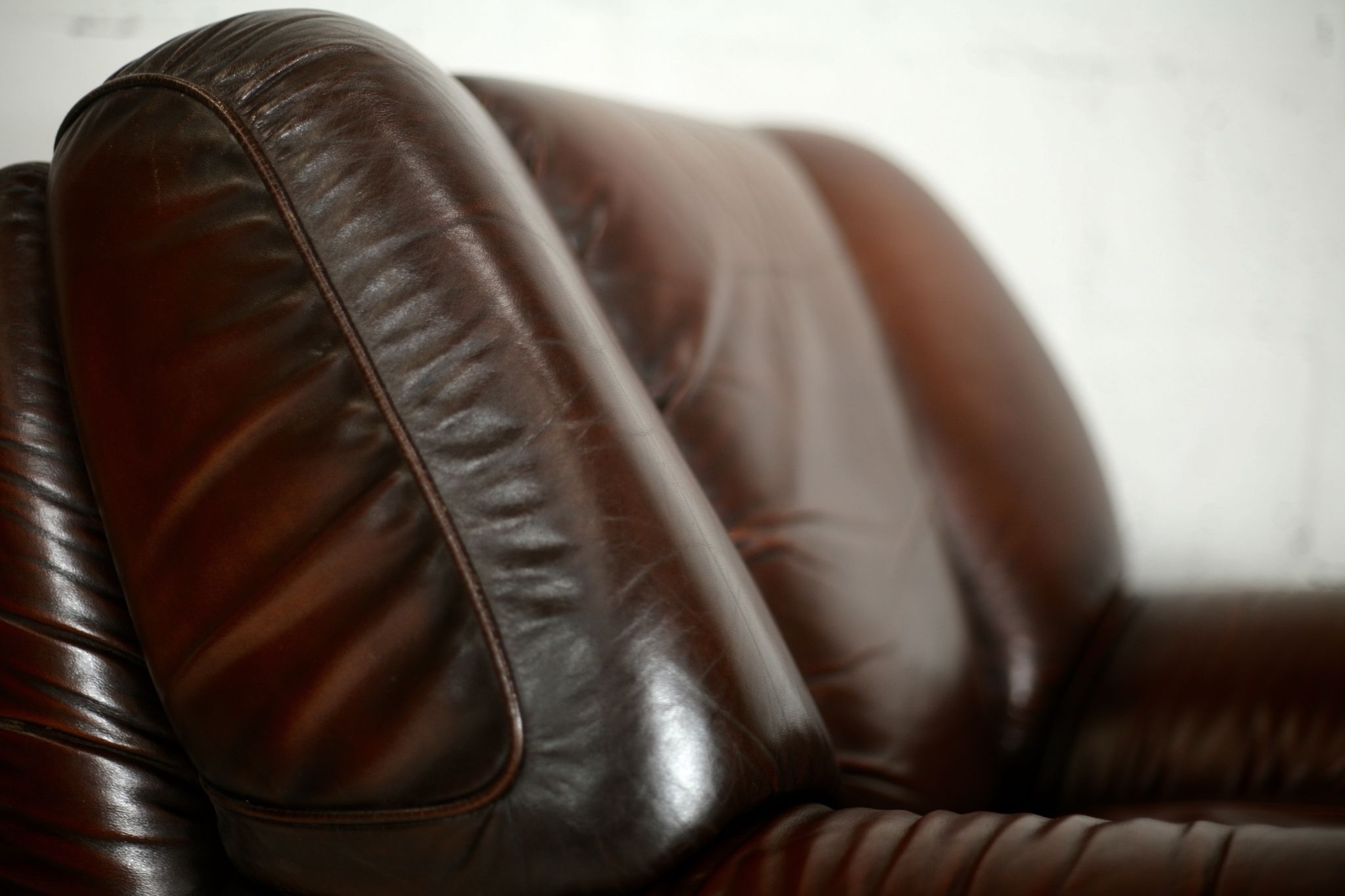 Ensemble fauteuil et table basse cuir, Italie, circa 1970. space age