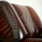 Ensemble fauteuil et table basse cuir, Italie, circa 1970. space age