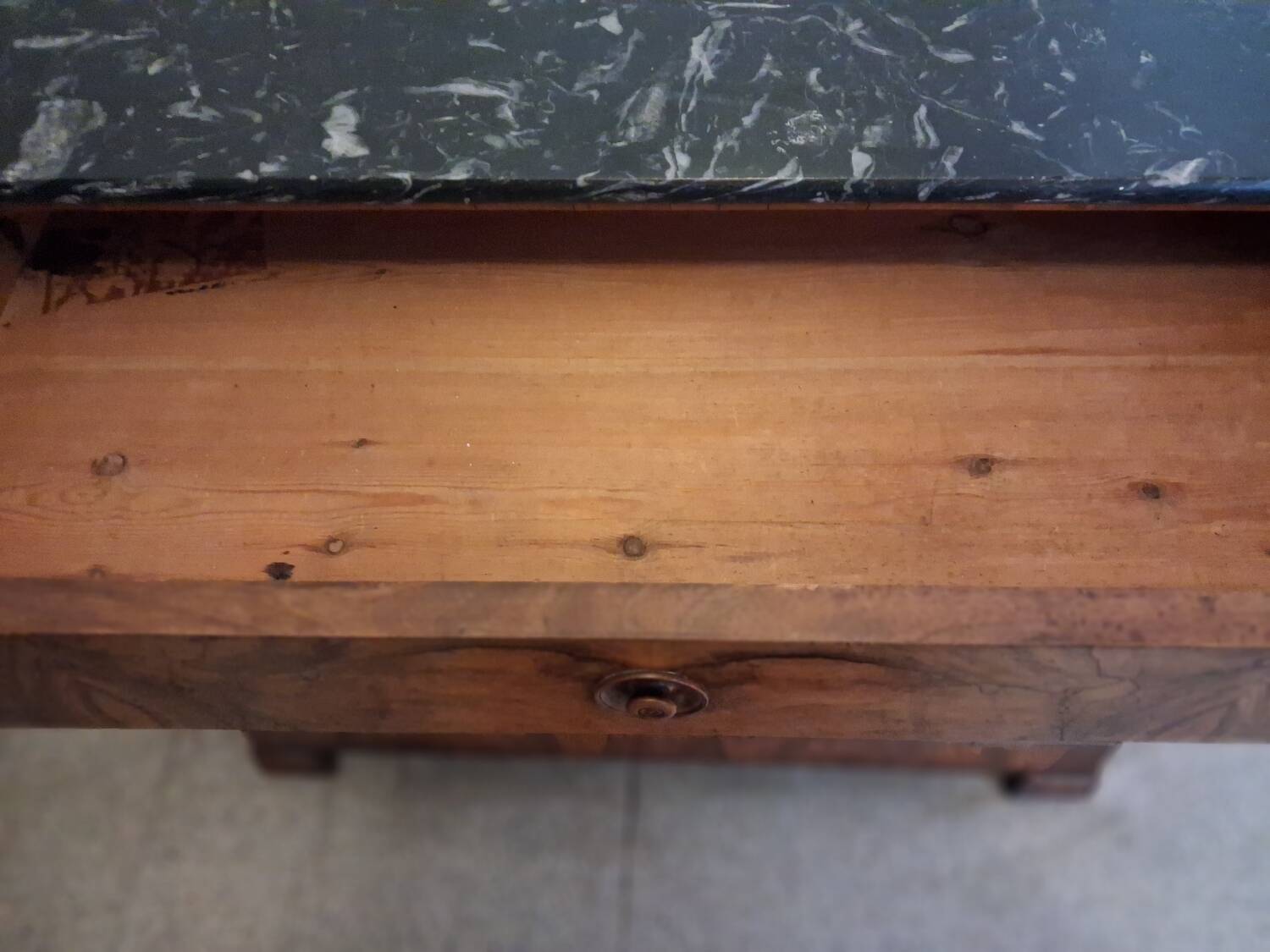 Commode en ronce de noyer
