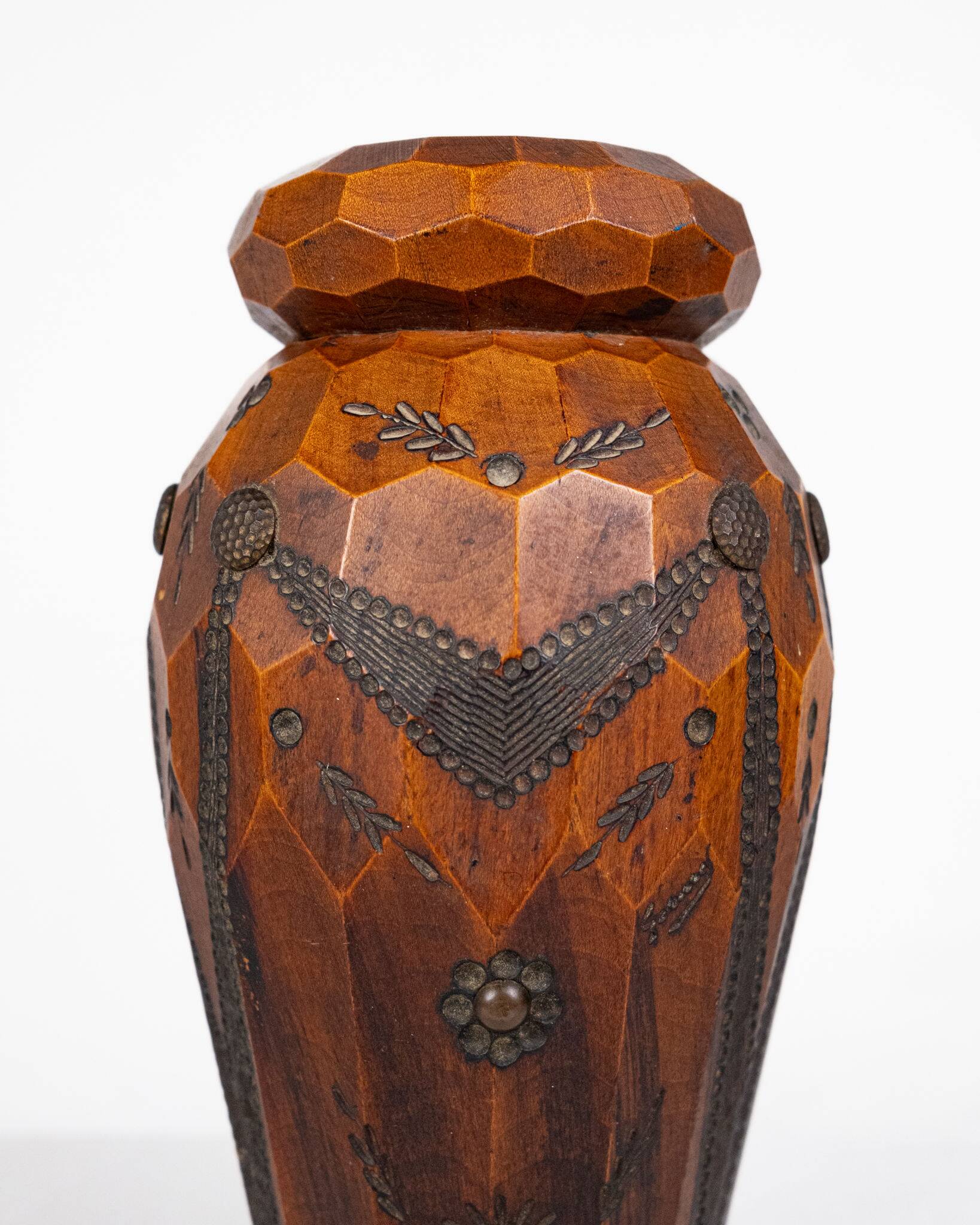 Vase breton en bois sculpté et laiton, Bretagne, France, 1960s