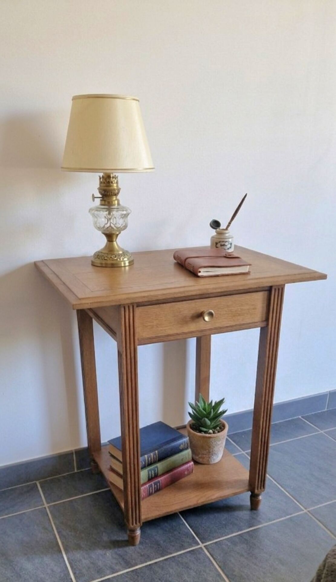 Table d’appoint chêne – Lignes architecturales, esprit moderniste 1940