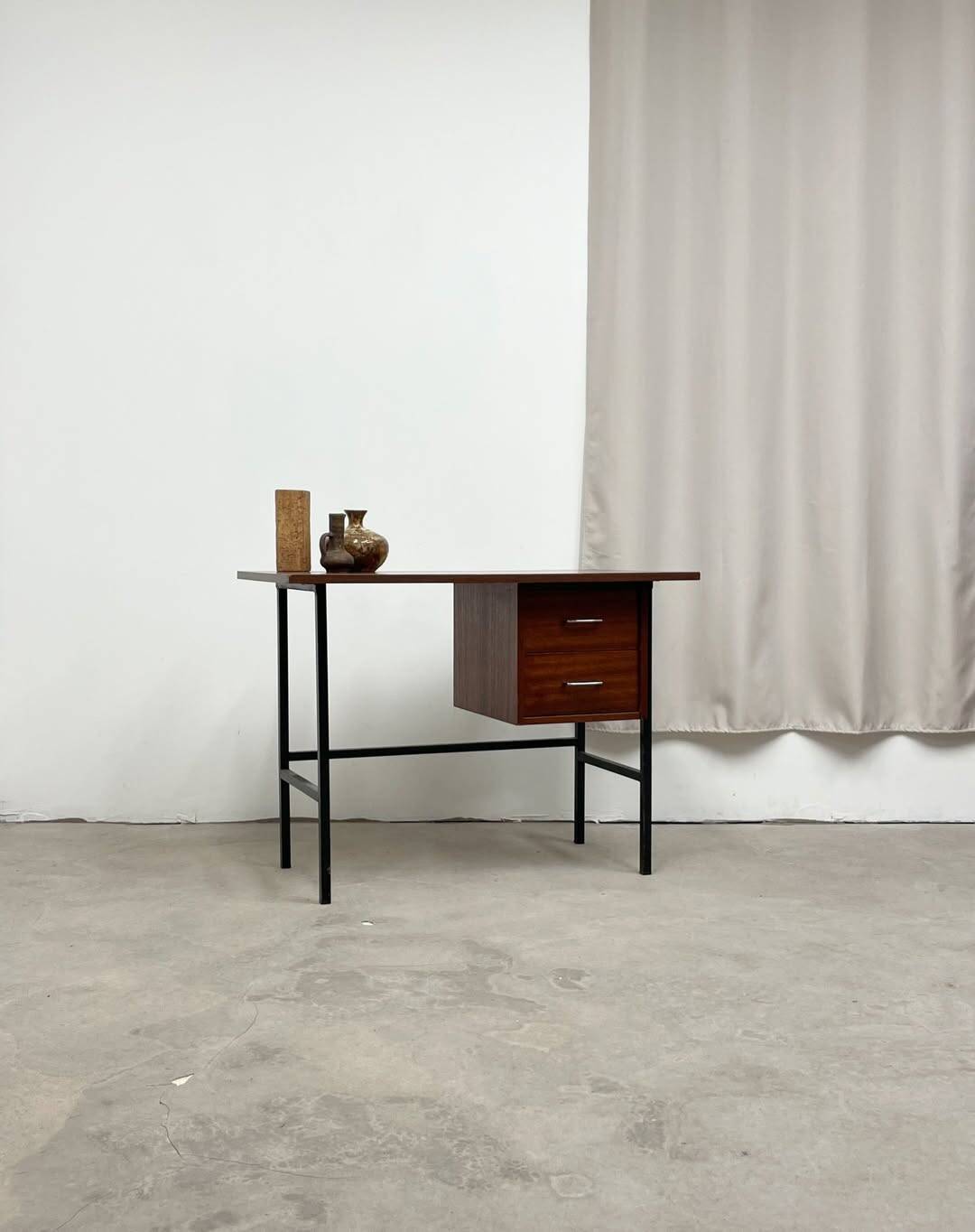 Bureau moderniste en bois et métal