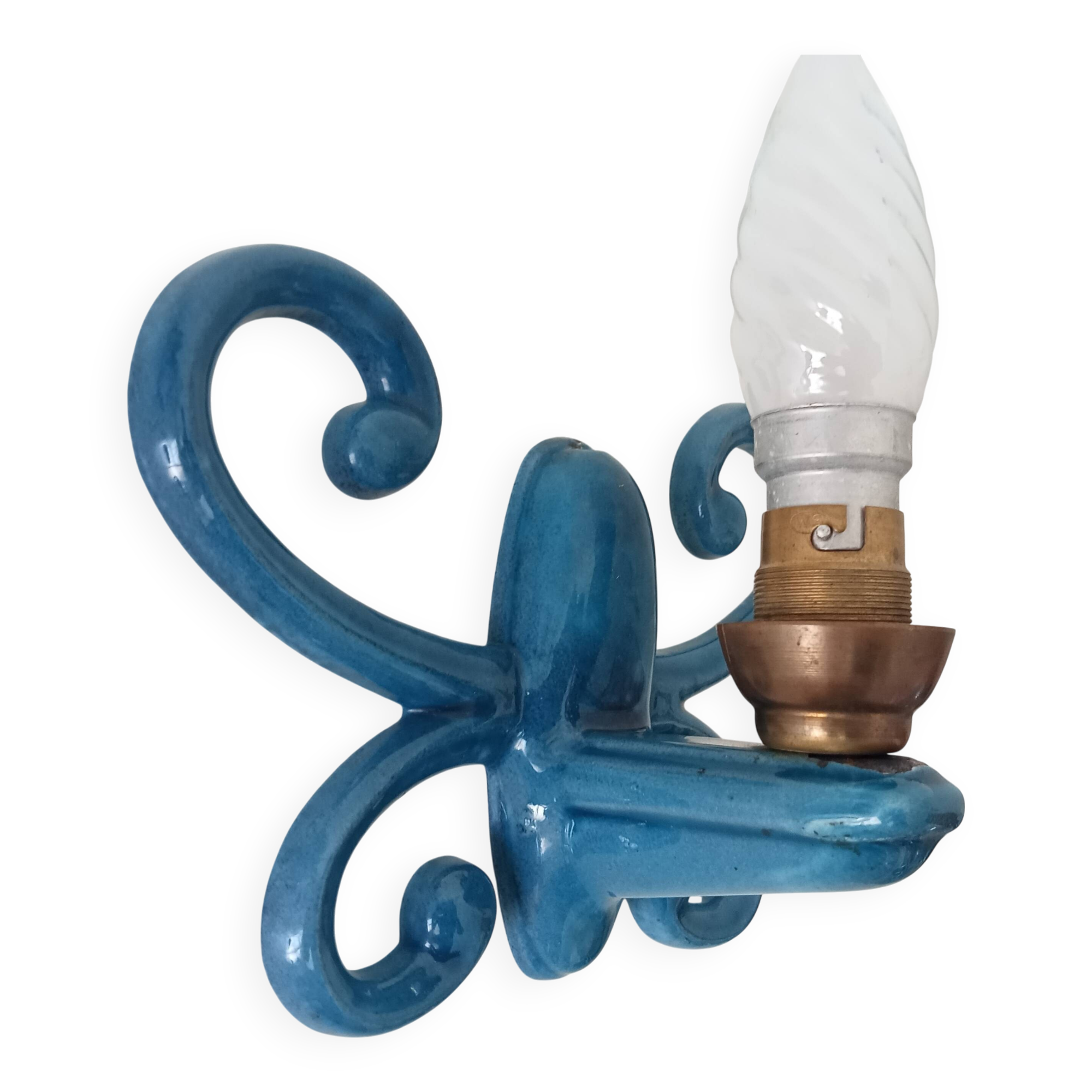 Antique wall light in enamelled cast iron.