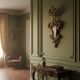 Italian mirror in gilded wood with gold leaf from the 18th century.