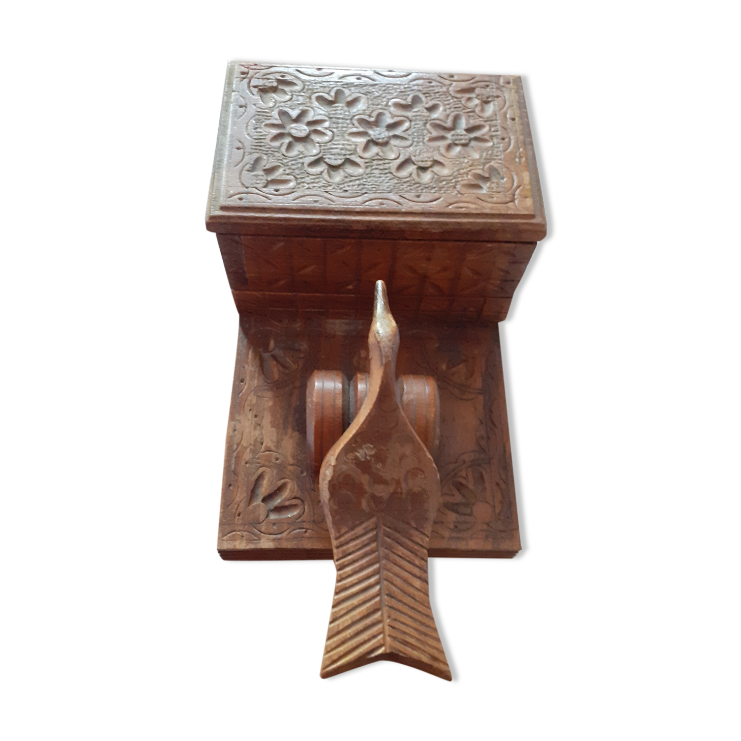 Antique cigarette dispenser nicely sulptté