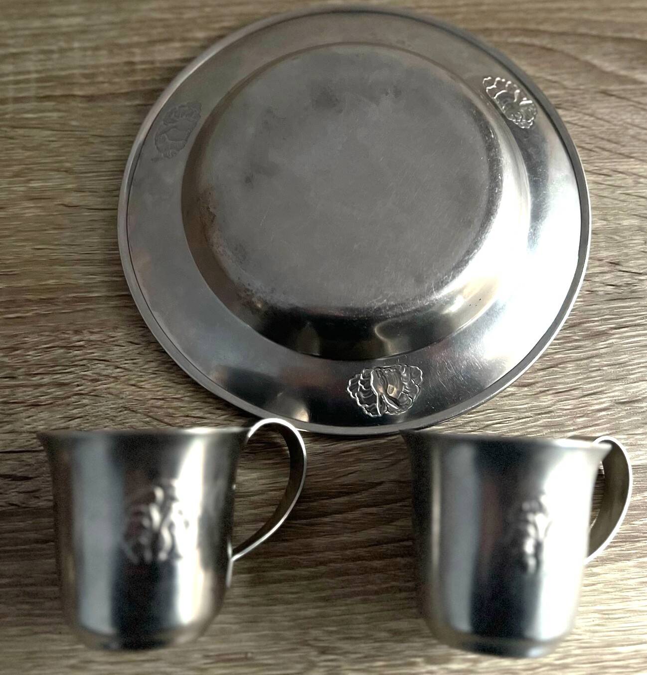 2 plates and 2 silver-plated metal cups by Gero Zilmeta with rabbit designs.
