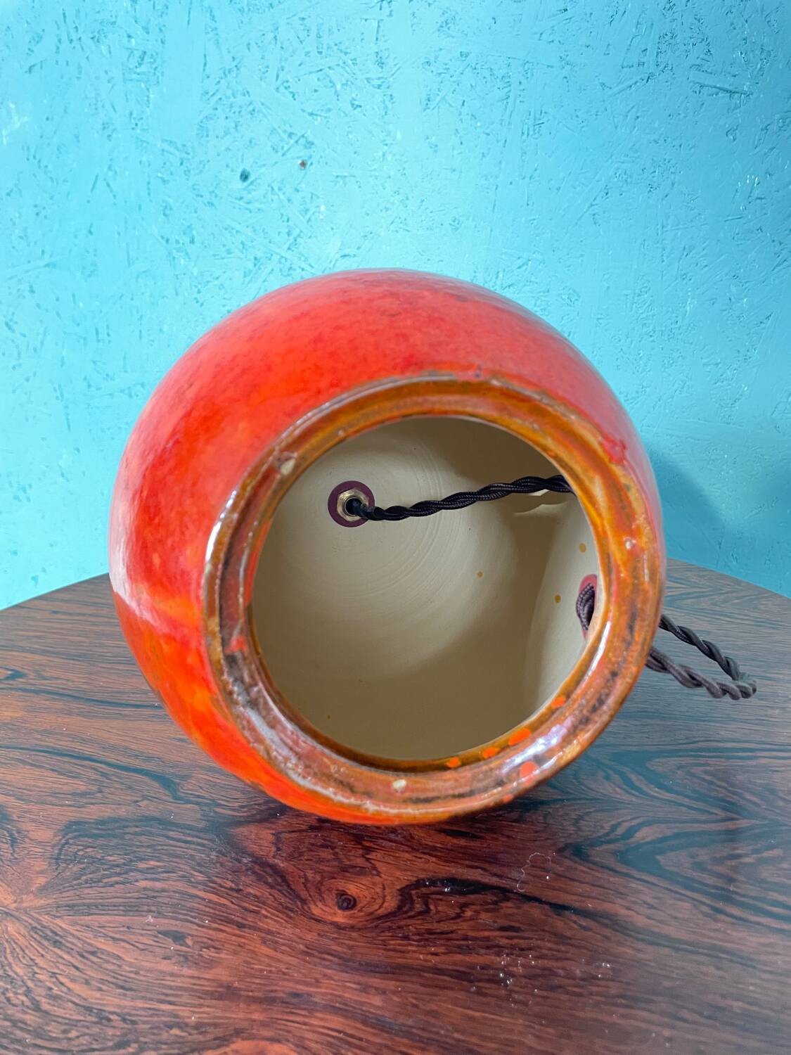 Lampe en céramique HAK Herman Kähler Art Déco, vers 1930, globe orange avec détails en laiton.