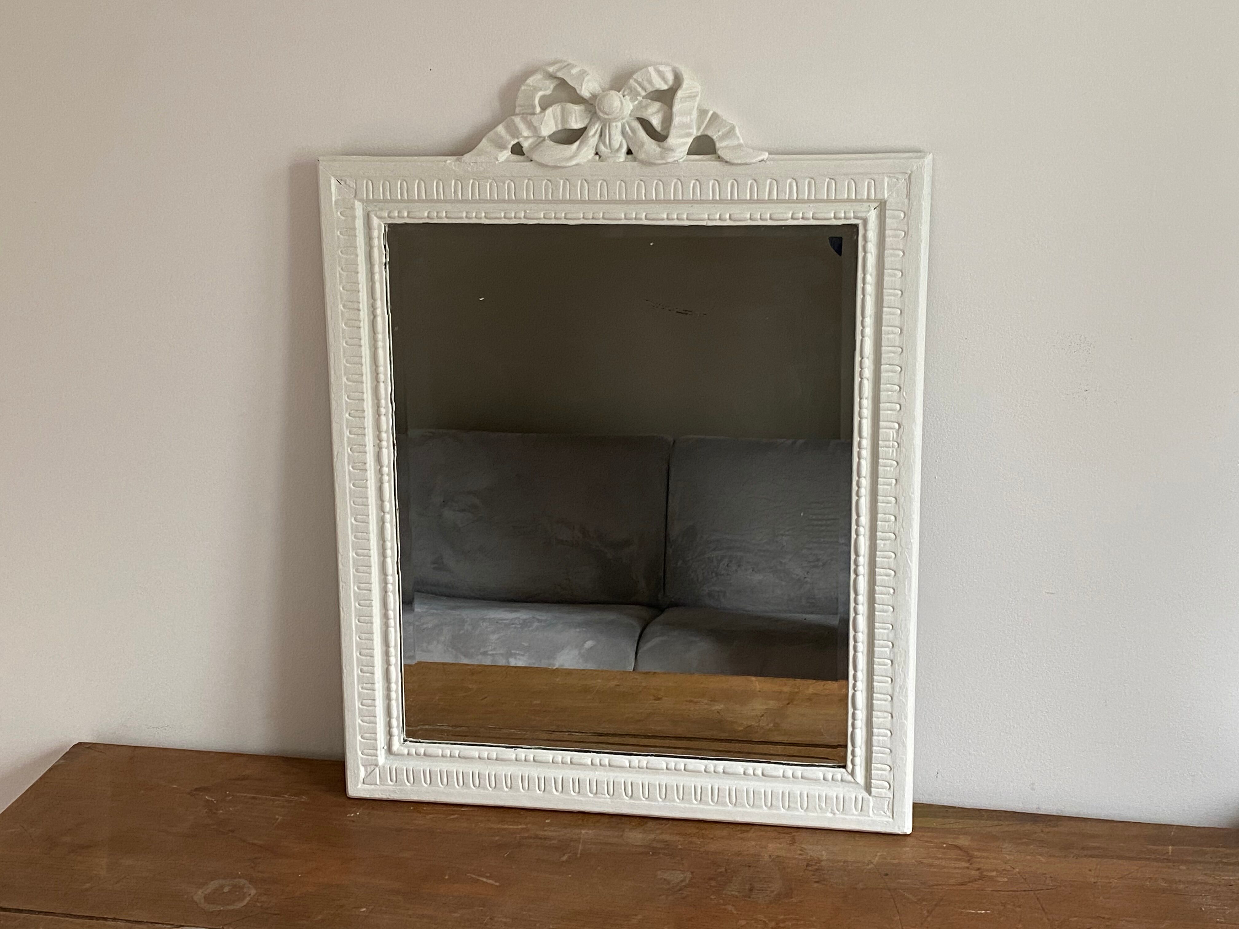 Late 19th century mirror with decorated pediment. 80x62.