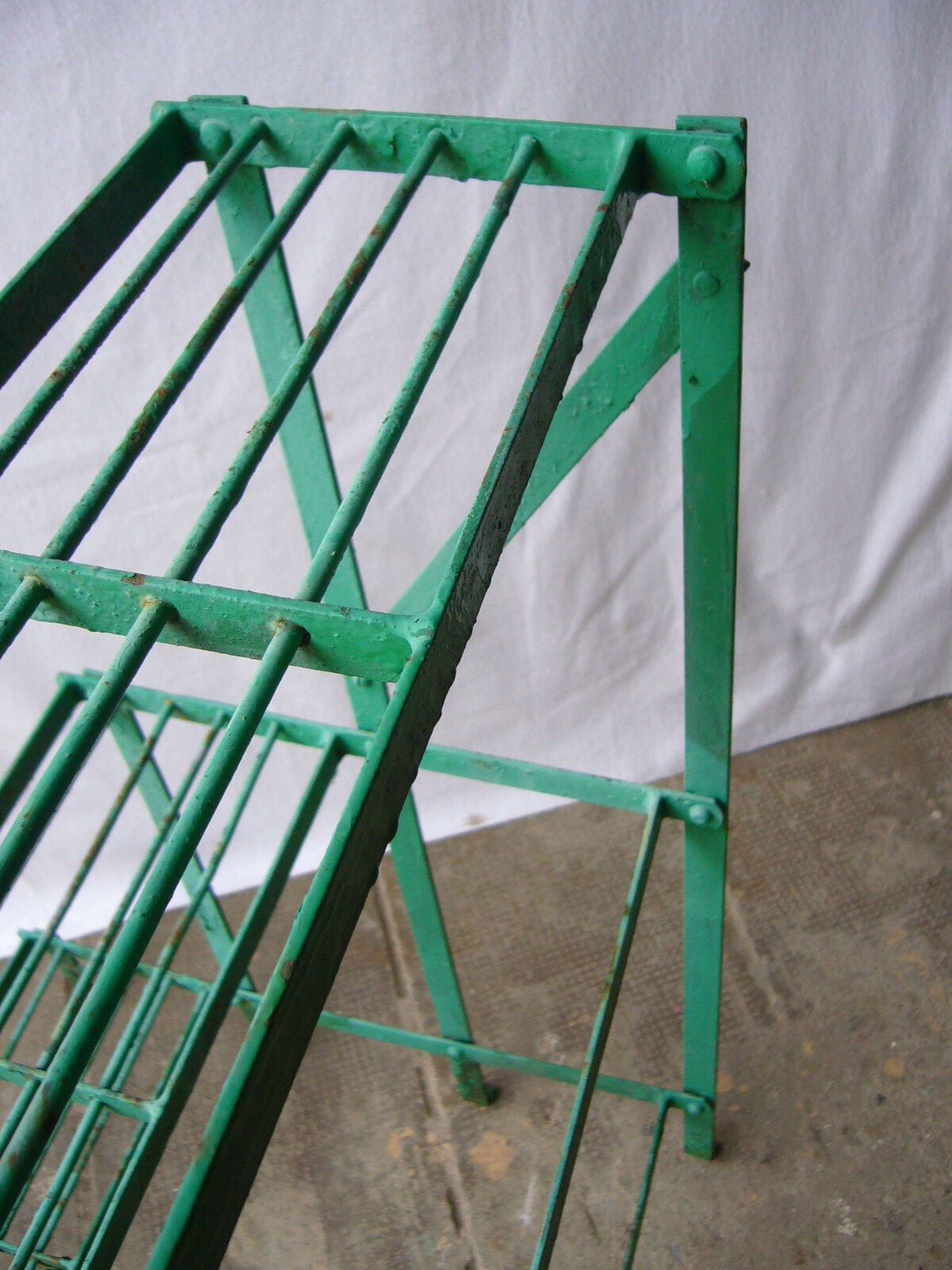 Porte plante ancien en métal riveté