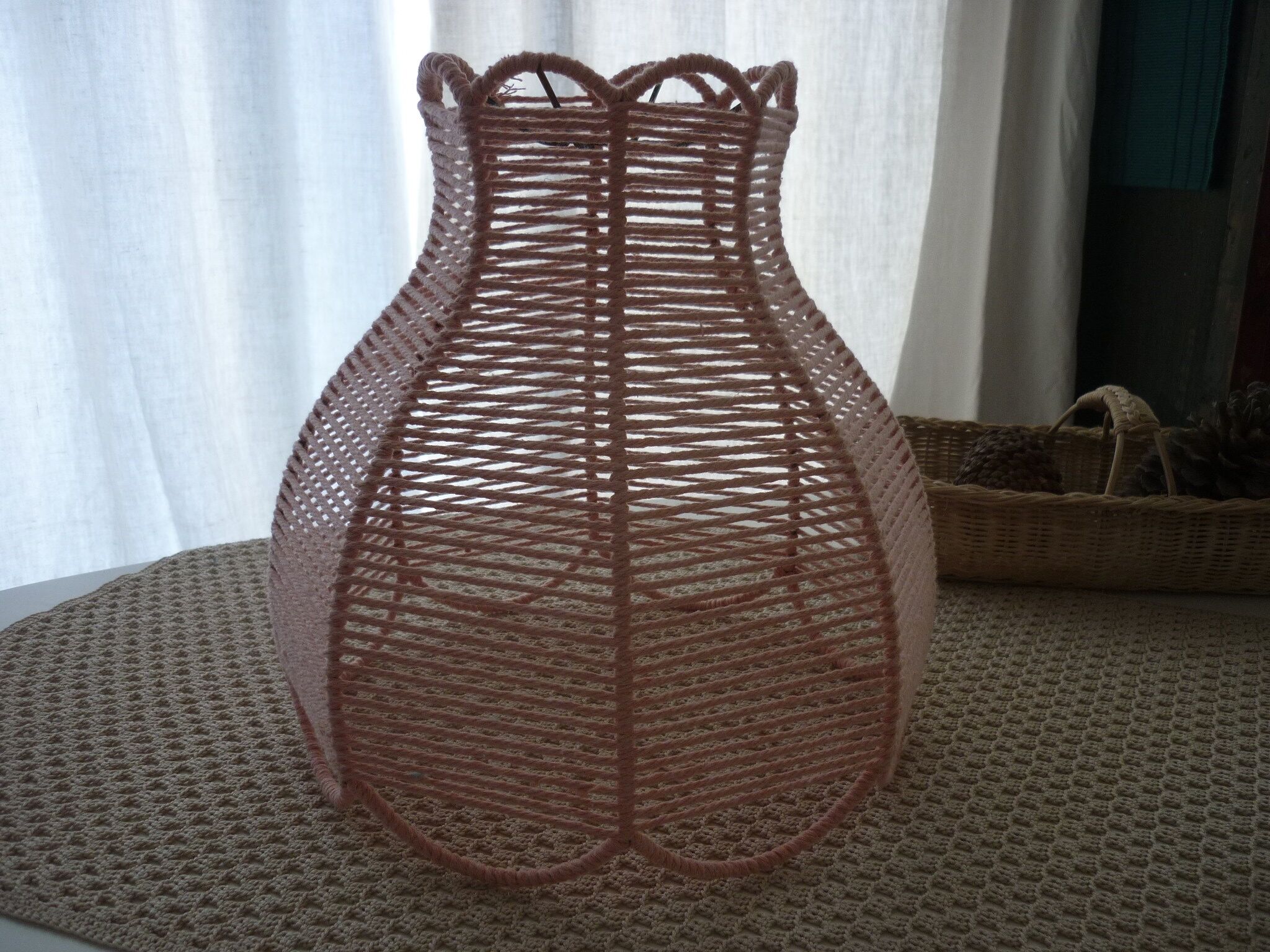 Abat-jour tressé en coton rosé