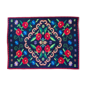 tapis vintage floral fait à la main ou housse de canapé, tissu noir avec de fleurs rouges, fabriqué en Roumanie