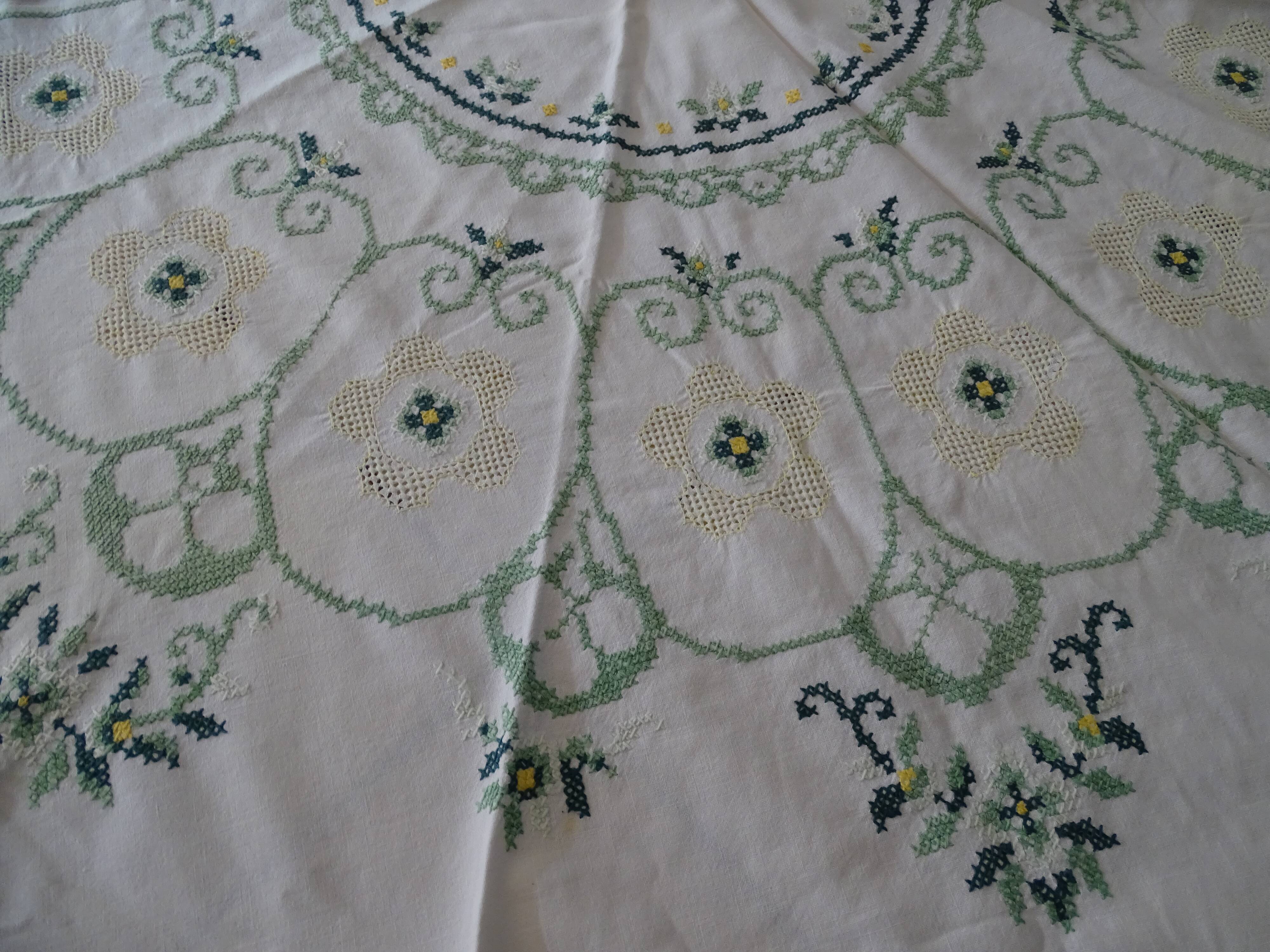 Round embroidered tablecloth 160 cm cotton