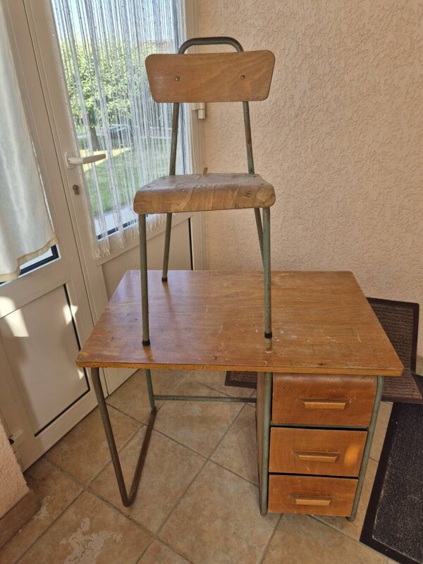 Bureau enfant avec chaise dans son jus