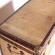 Malle courrier vintage 1910s-20s en cuir et laiton doré, France