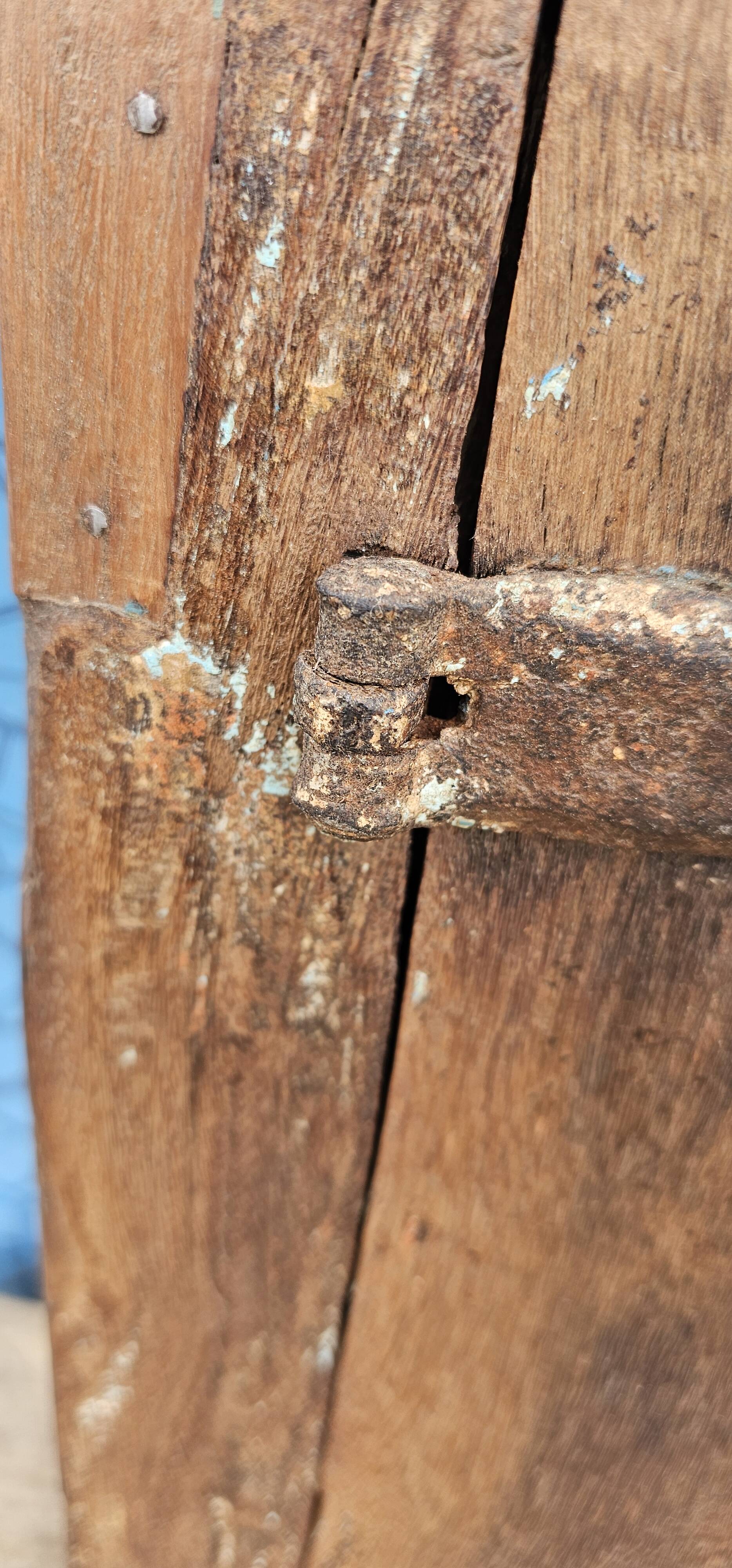 Ancienne fenêtre tribale en bois
