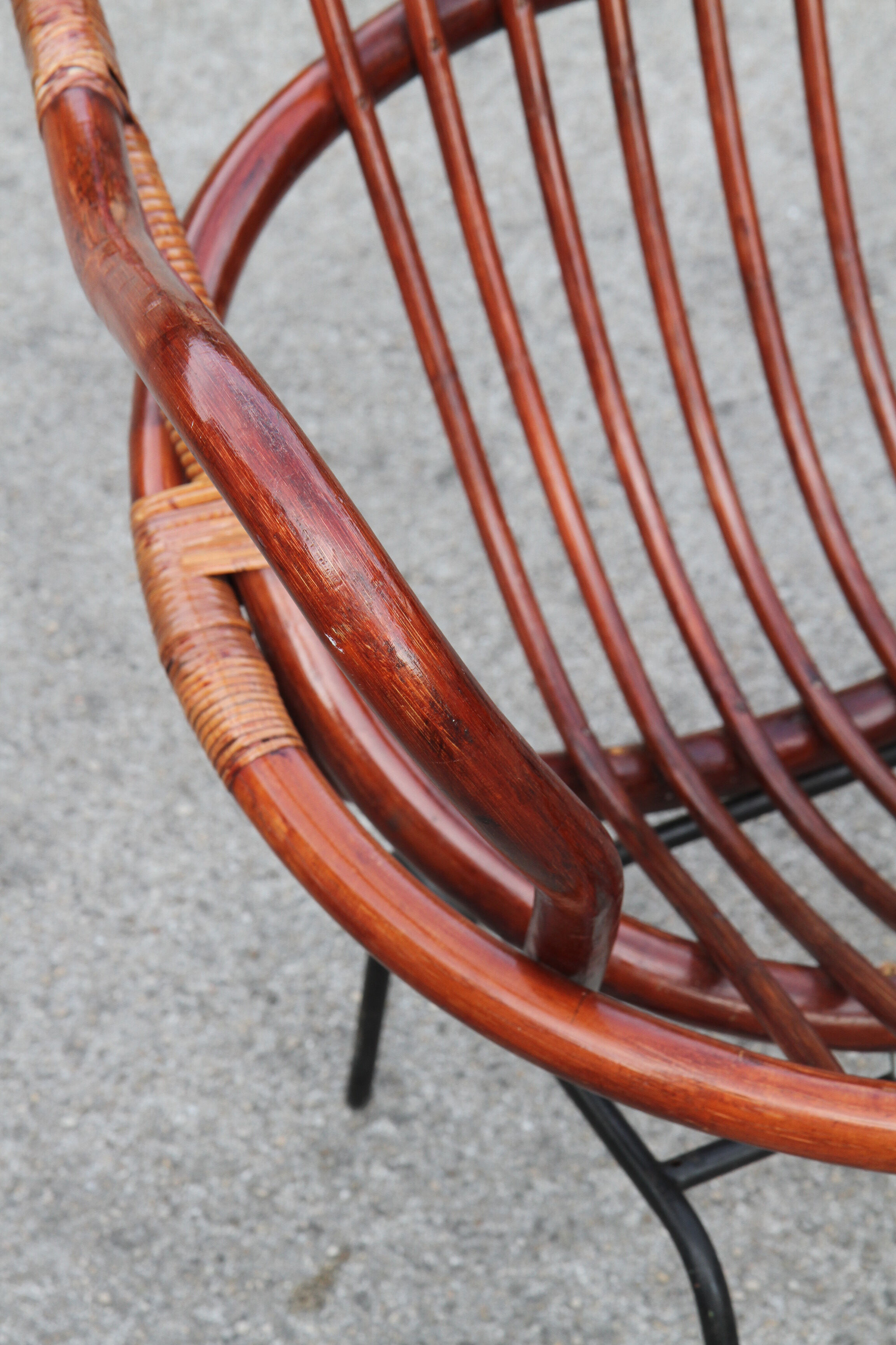 Rattan shell armchair with metal feet