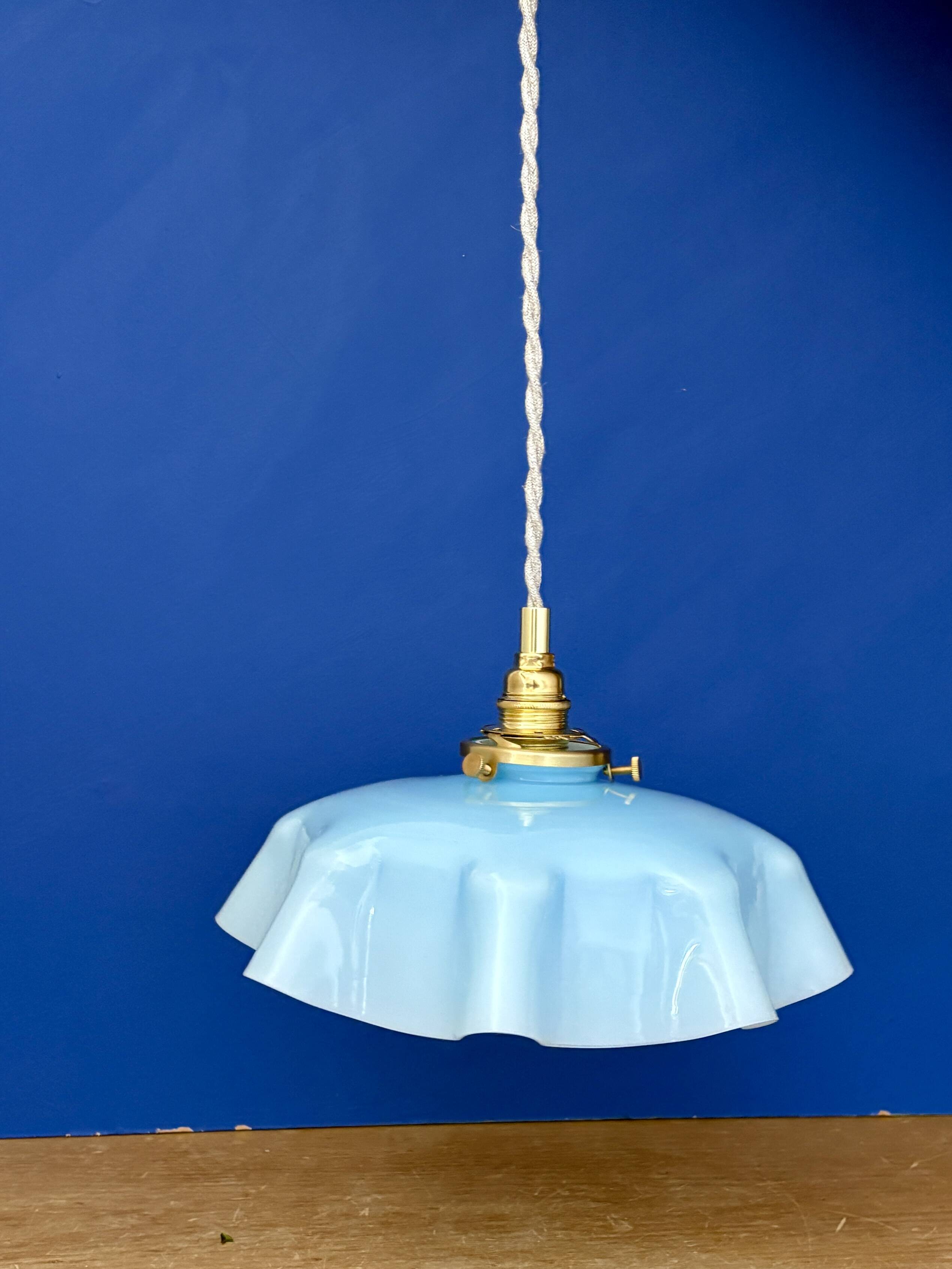 Suspension abat-jour vintage en opaline bleue