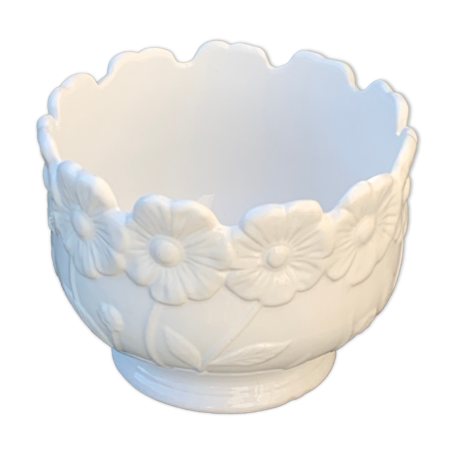 Pot cover in ceramic slurry glazed white floral pattern