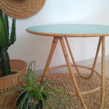 Table basse tripode en rotin relookée vintage