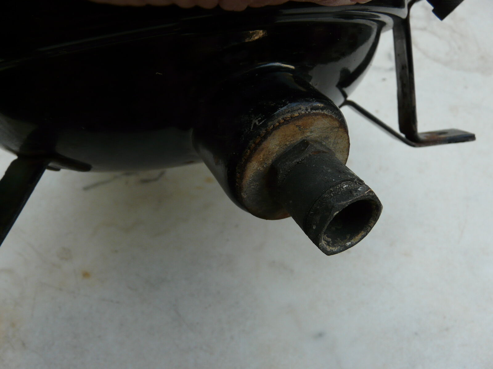 Applique en fonte émaillée blanche bordure bleue diamètre 30cm.