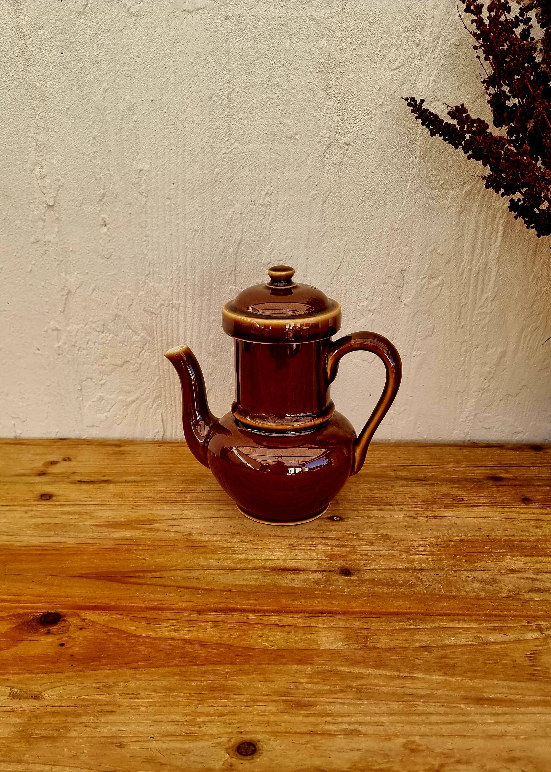 Cafetière en céramique marron vintage