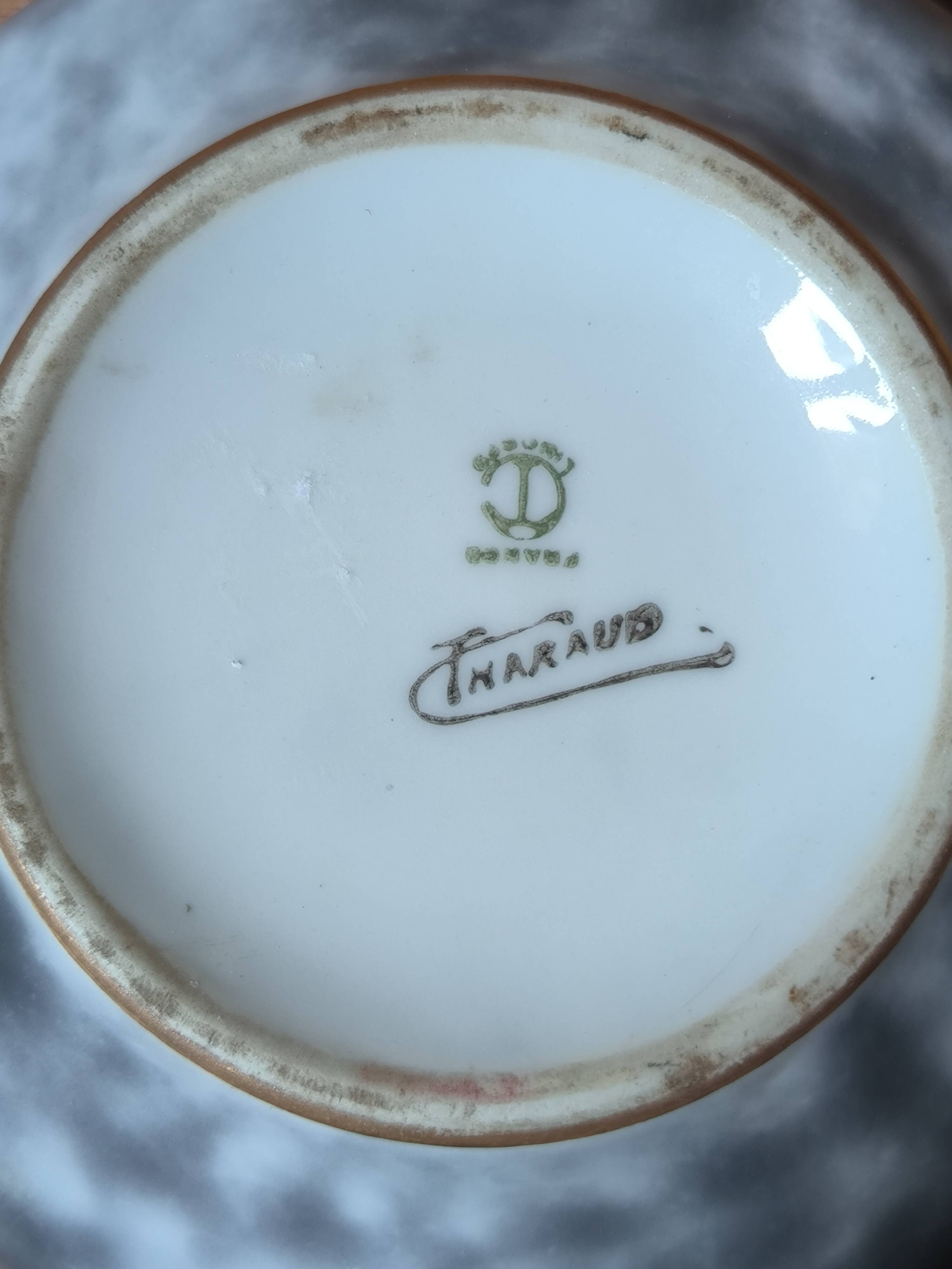 Camille THARAUD Signed circular porcelain box. 15 cm