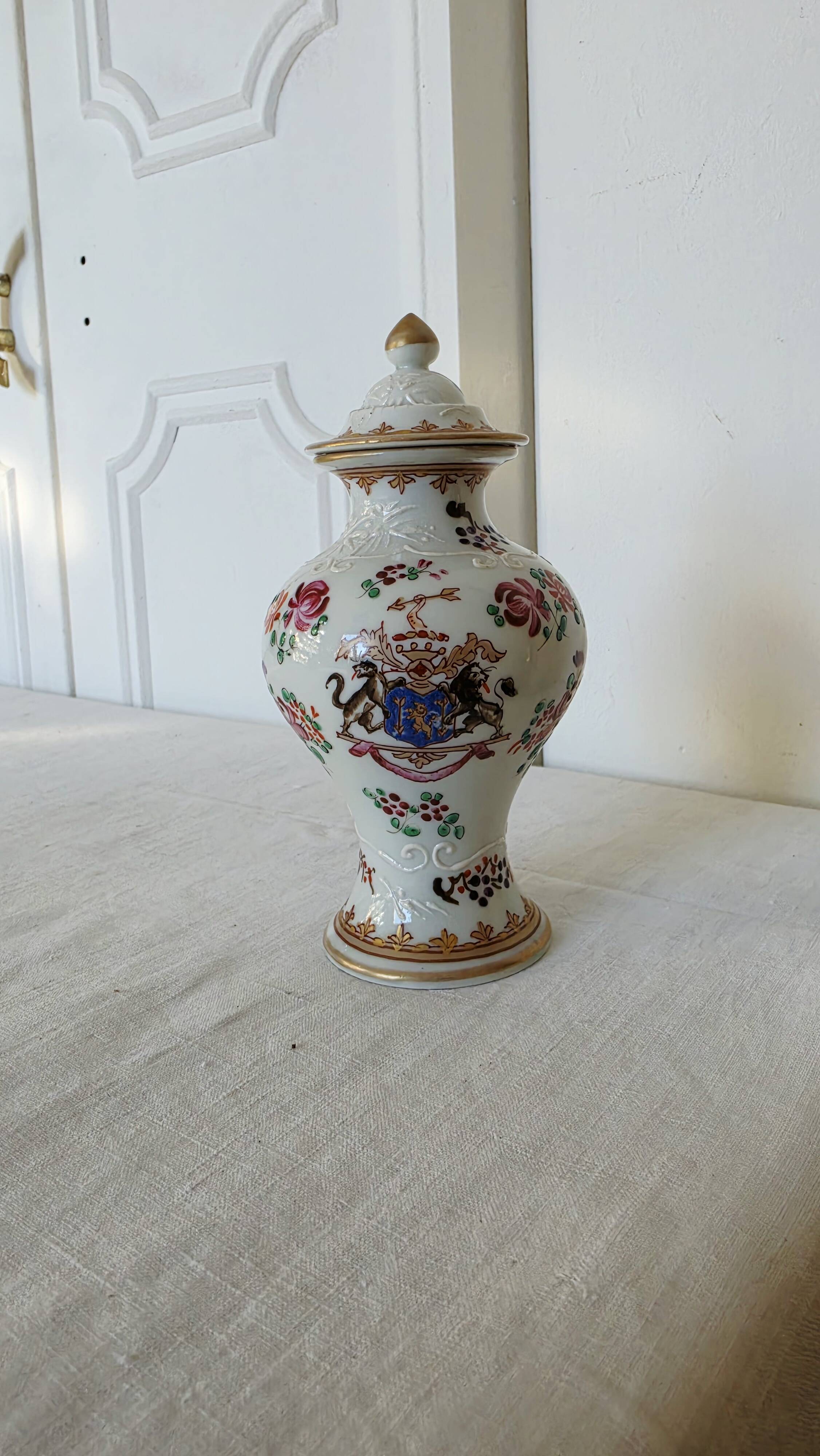 Small porcelain pot hand-painted by Samson Paris, Compagnie d style.