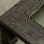 Grande table basse en pierre tessellée et en laiton Maitland-Smith des années 1980.
