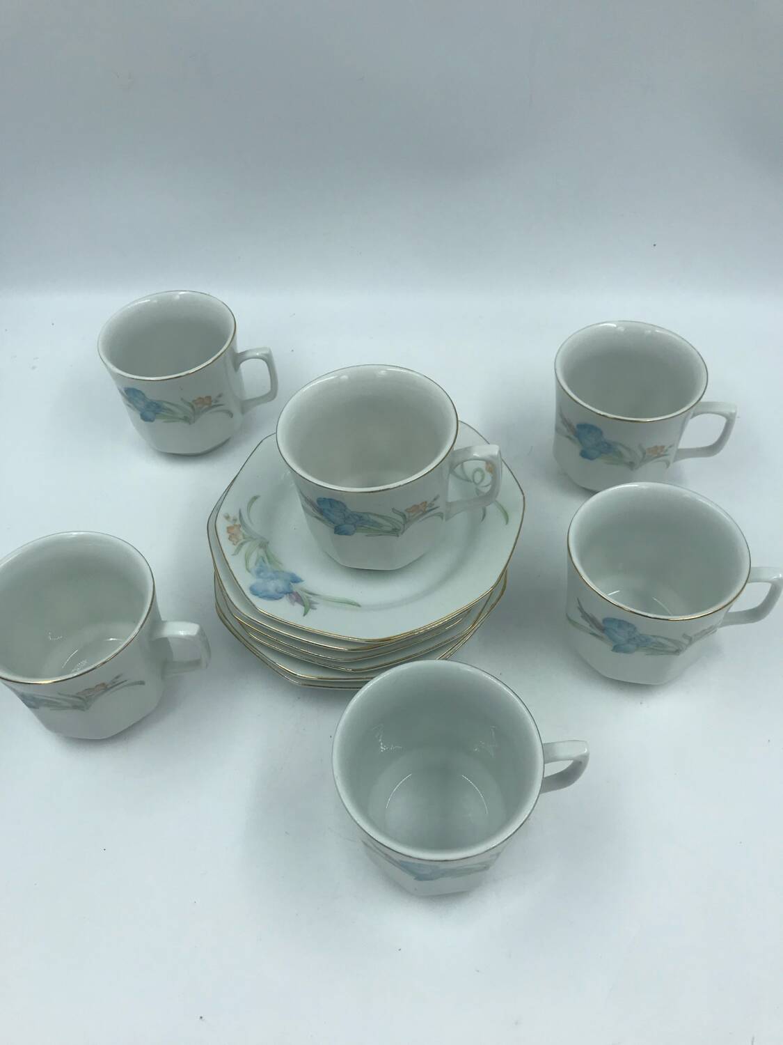 6 vintage cups and saucers