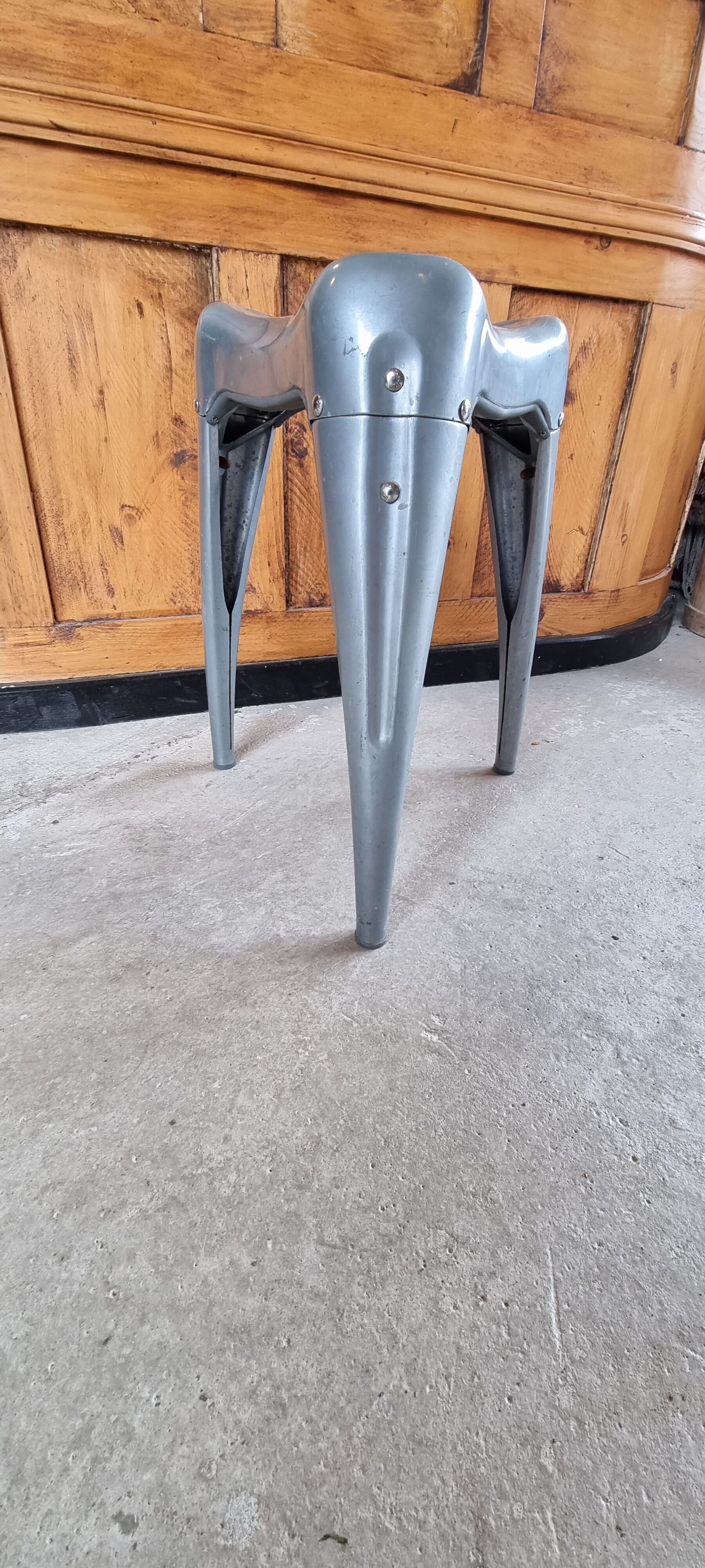 Dulron tripod stool