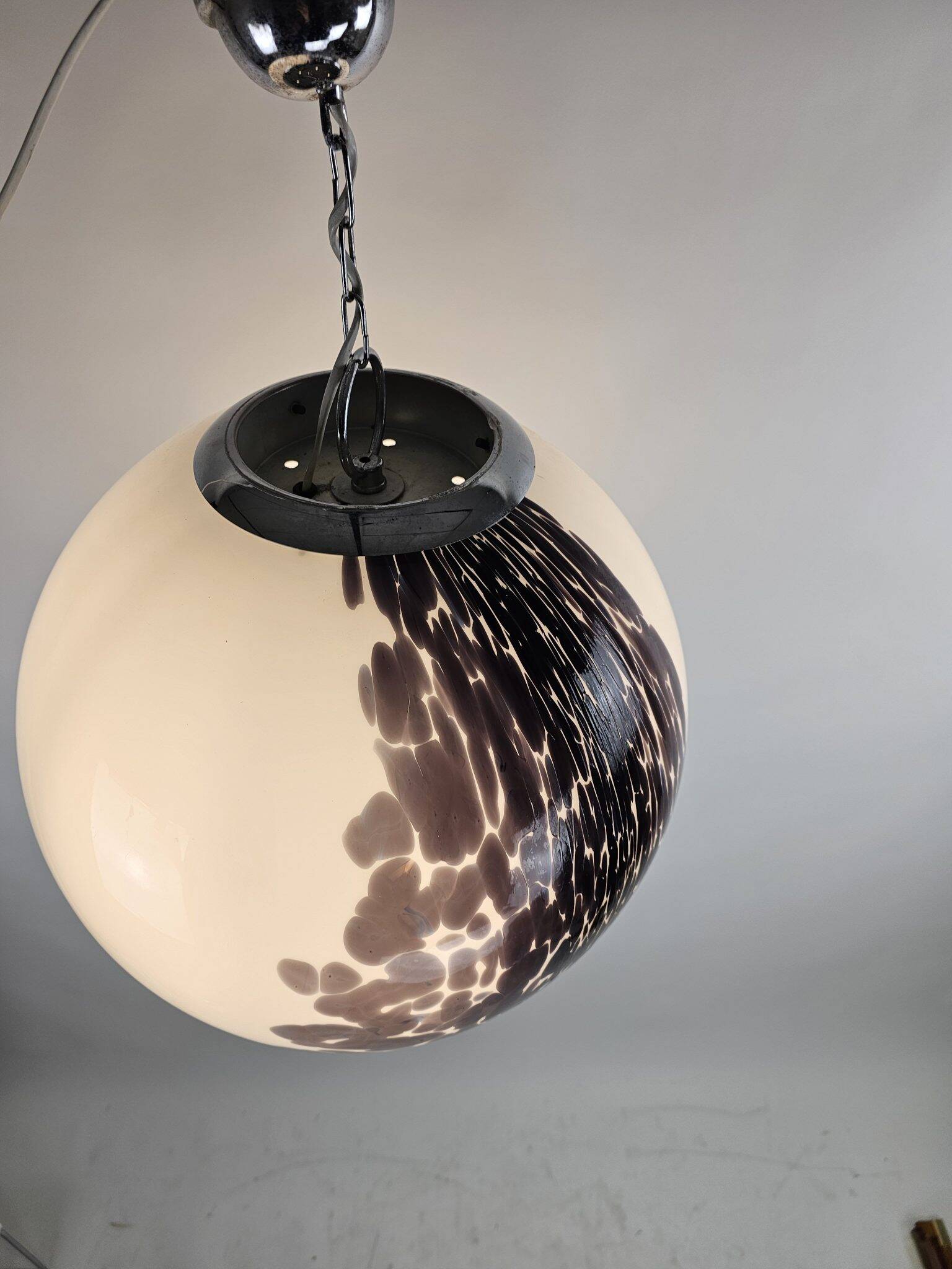 Grande lampe globe diamètre 45 cm Italie années 60 en verre blanc et violet.