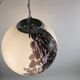 Grande lampe globe diamètre 45 cm Italie années 60 en verre blanc et violet.