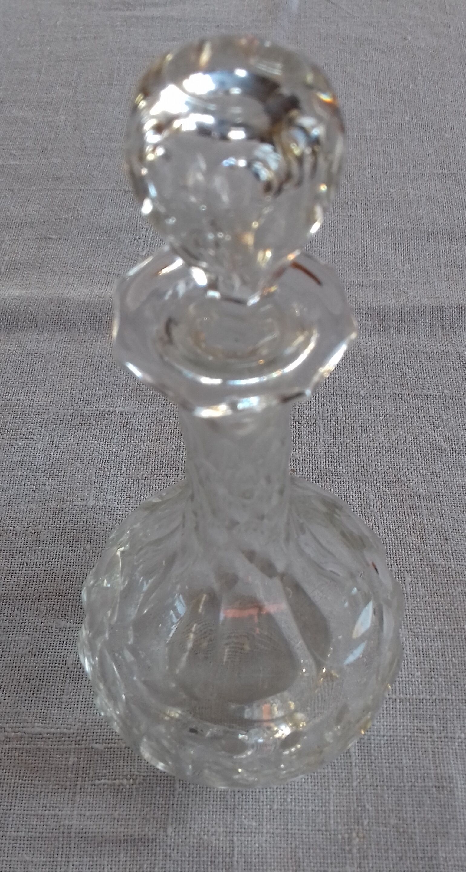 Burette with oil, vinegar or alcohol, in chiseled crystal.