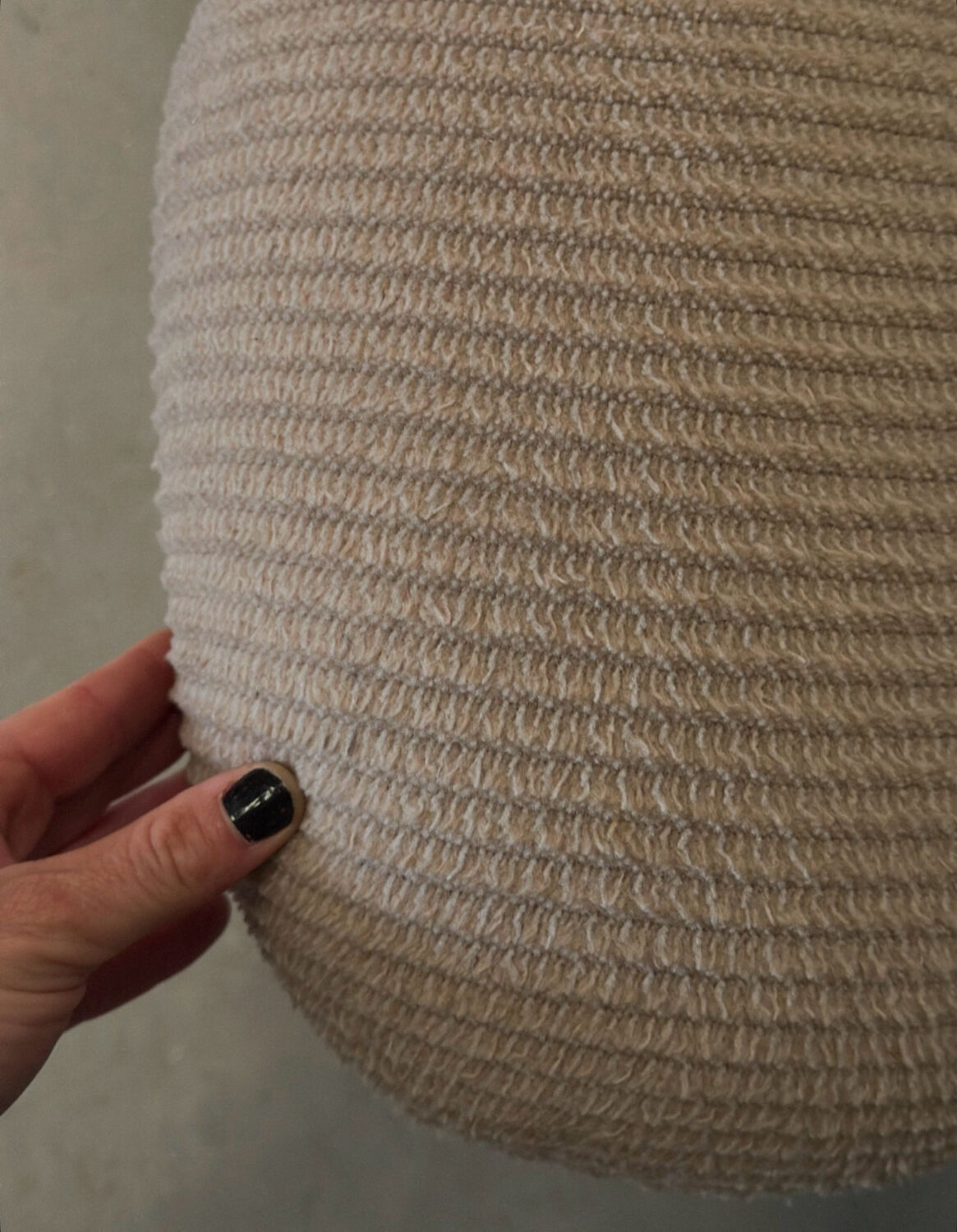 Paire de fauteuils vintage sculpturaux en tissu chenillé côtelé beige