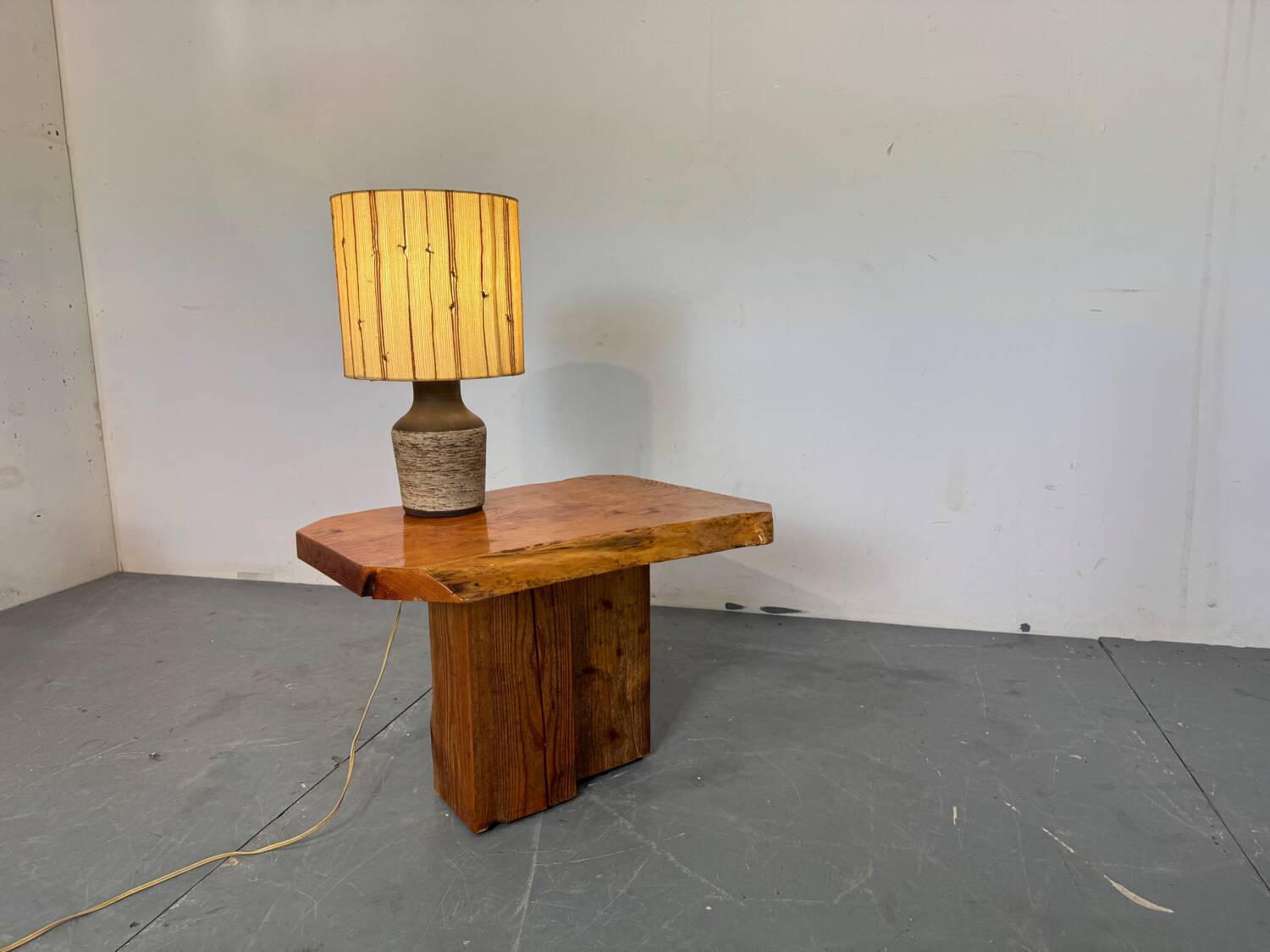 Table d'appoint de style brutaliste japonais, wabi-sabi, milieu du siècle, années 1960