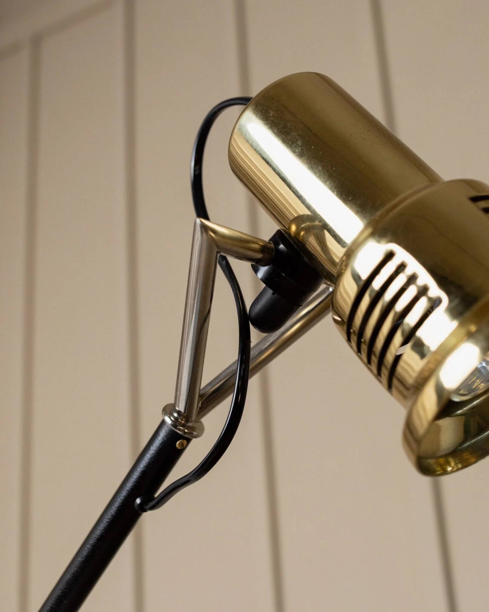 Vintage metal table lamp in Hollywood Regency style, black base with brass shade by Gigidi Iluminazione, 80s