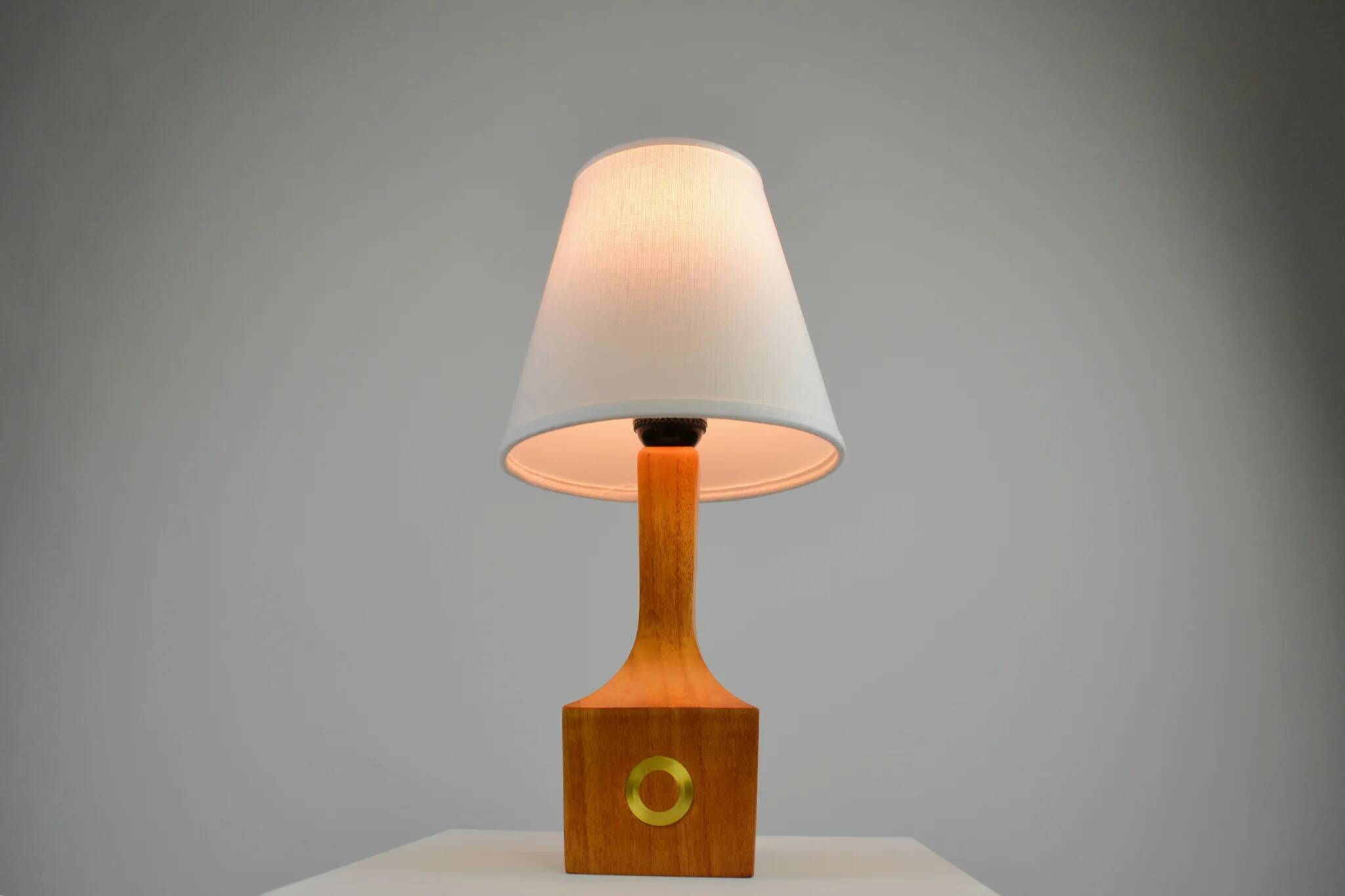 Lampe de table, teck et laiton, années 1960, Suède