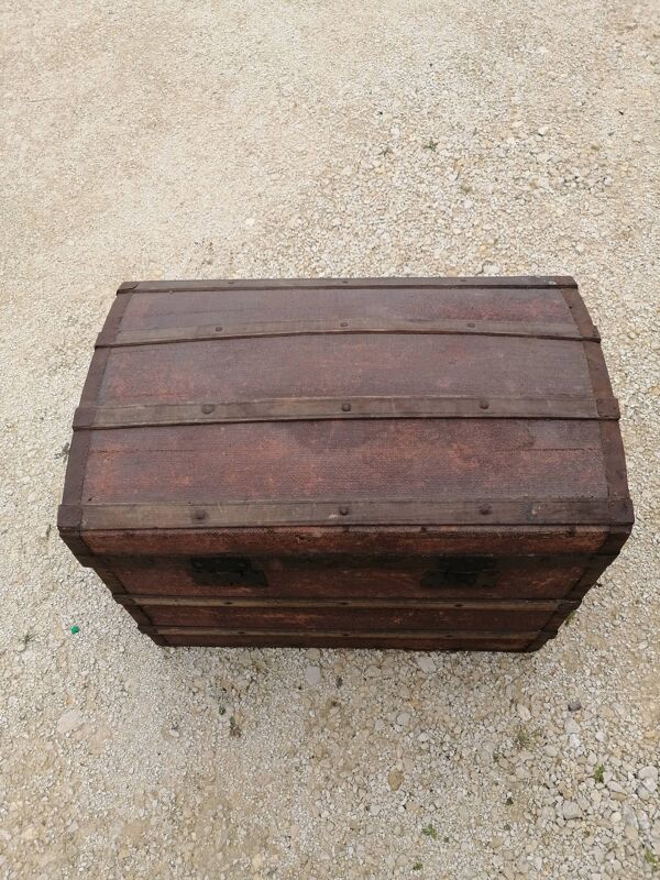 Malle de voyage ancienne bombee
