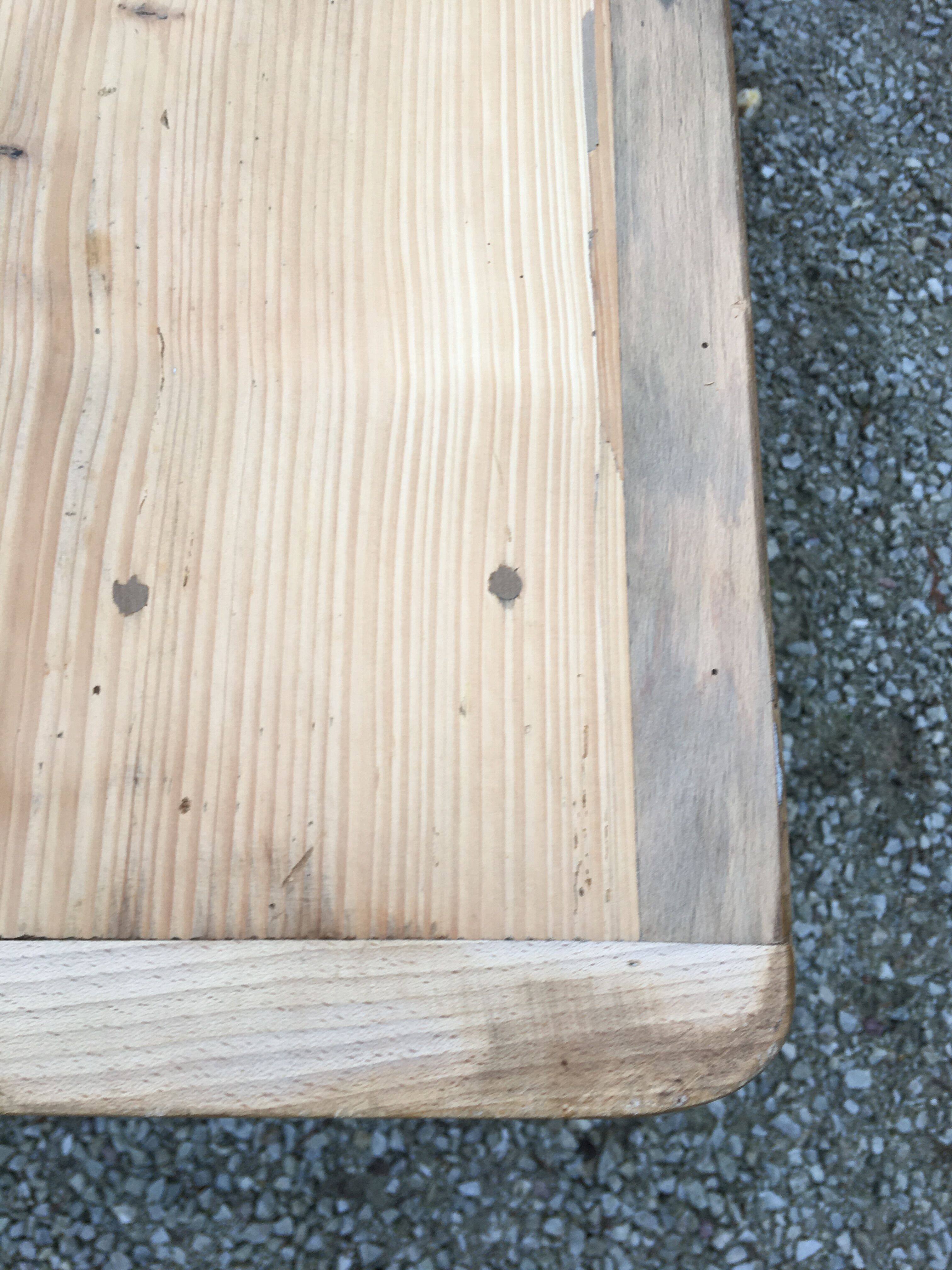 Light-coloured oak farm table