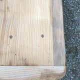 Light-coloured oak farm table