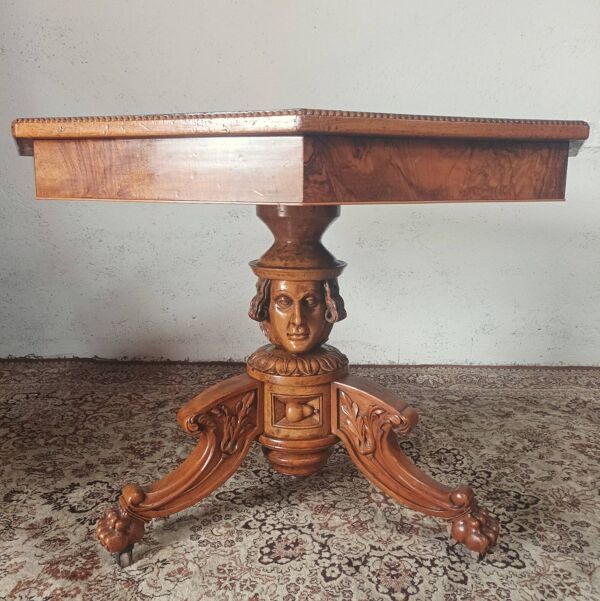 Table de milieu octogonale Napoléon III en noyer marqueté