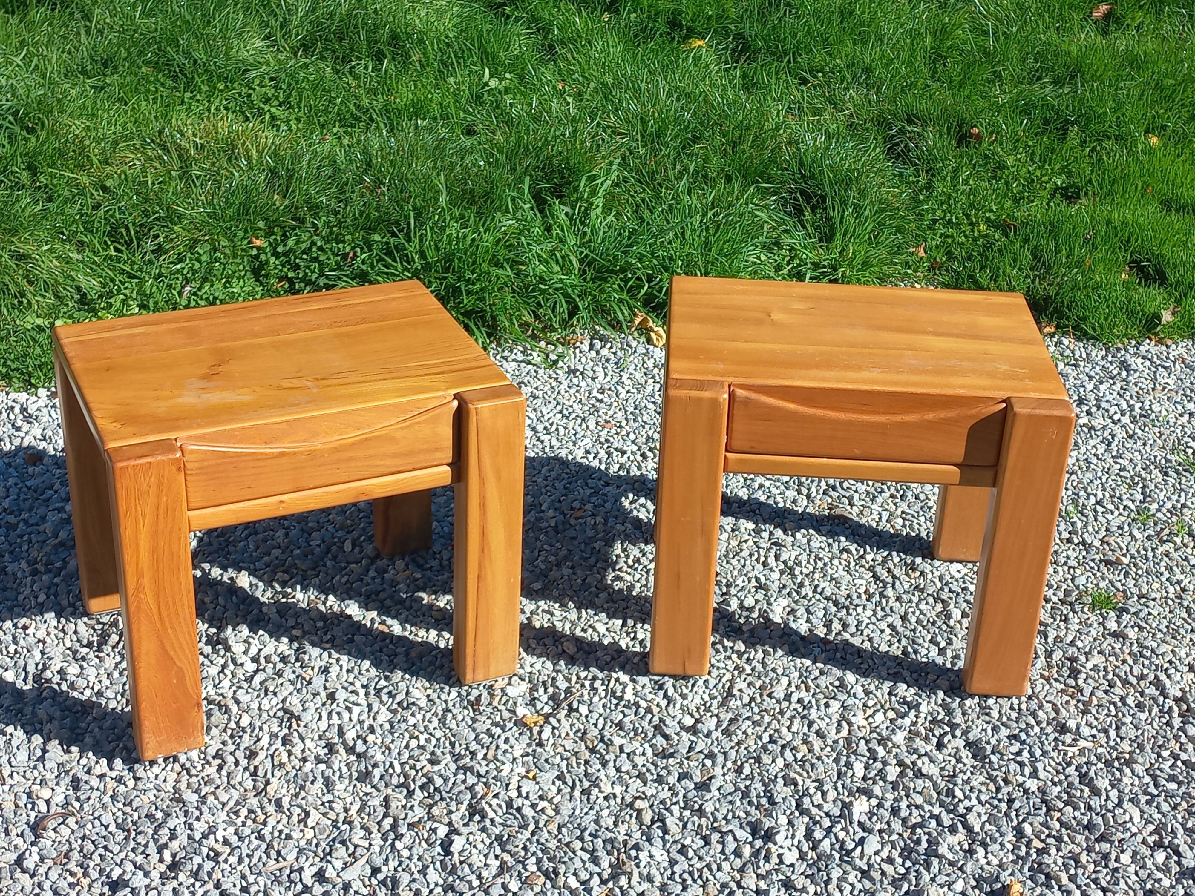 Paire de chevets en orme massif de la maison Regain