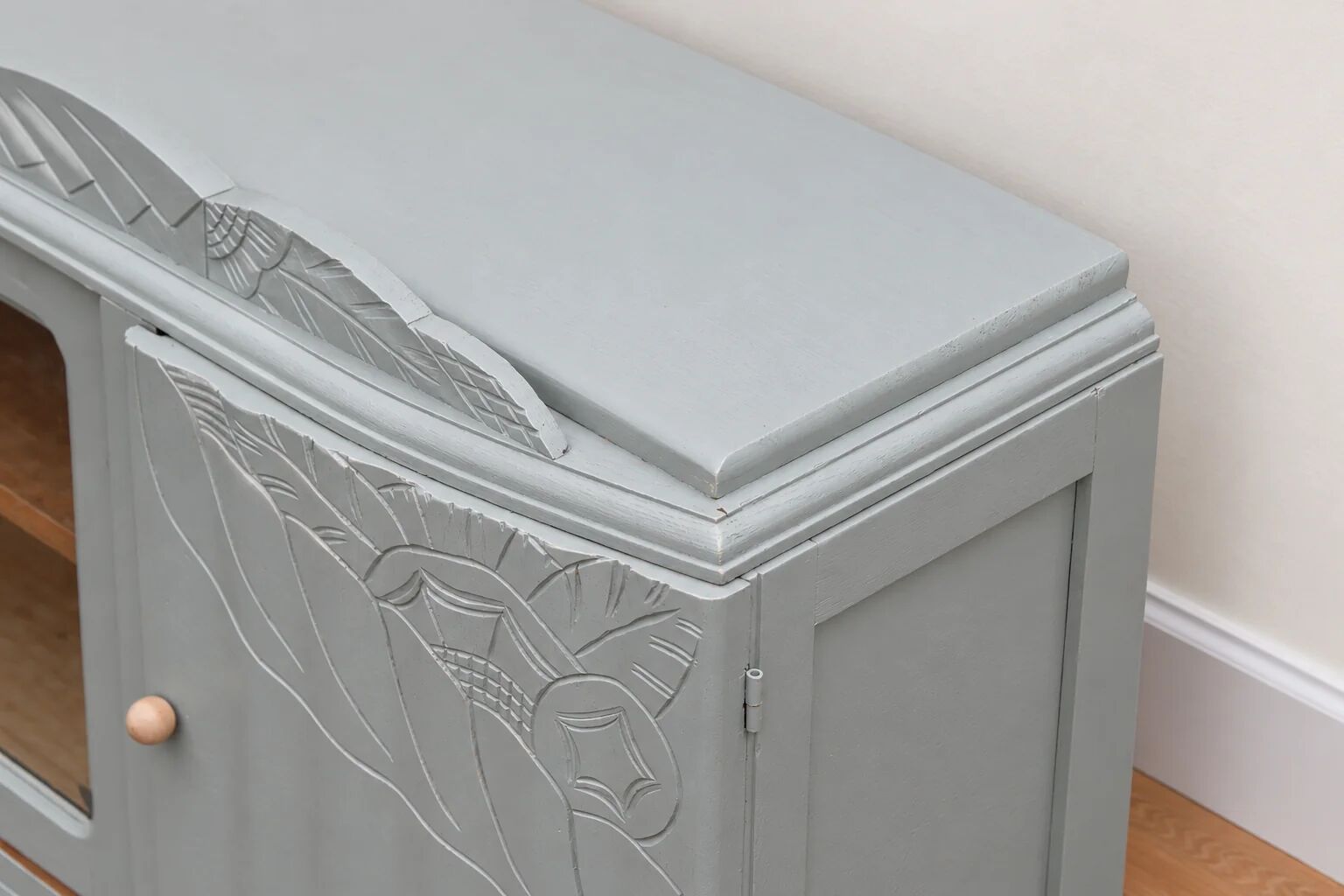 Art Deco sideboard renovated in blue-grey – Bevelled glass and wooden legs – 132.5 cm