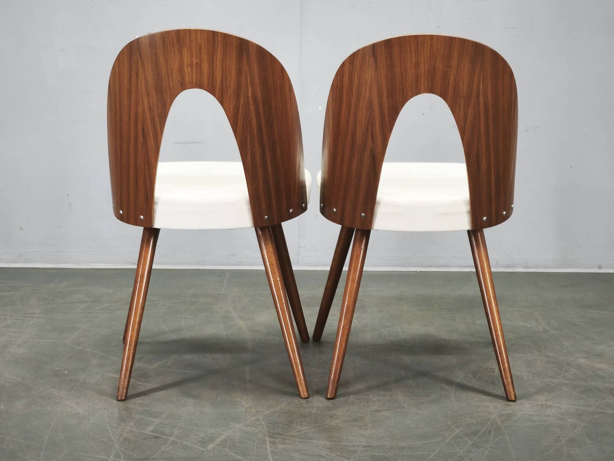 Ensemble de quatre chaises restaurées d'Antonin Suman des années 1960.