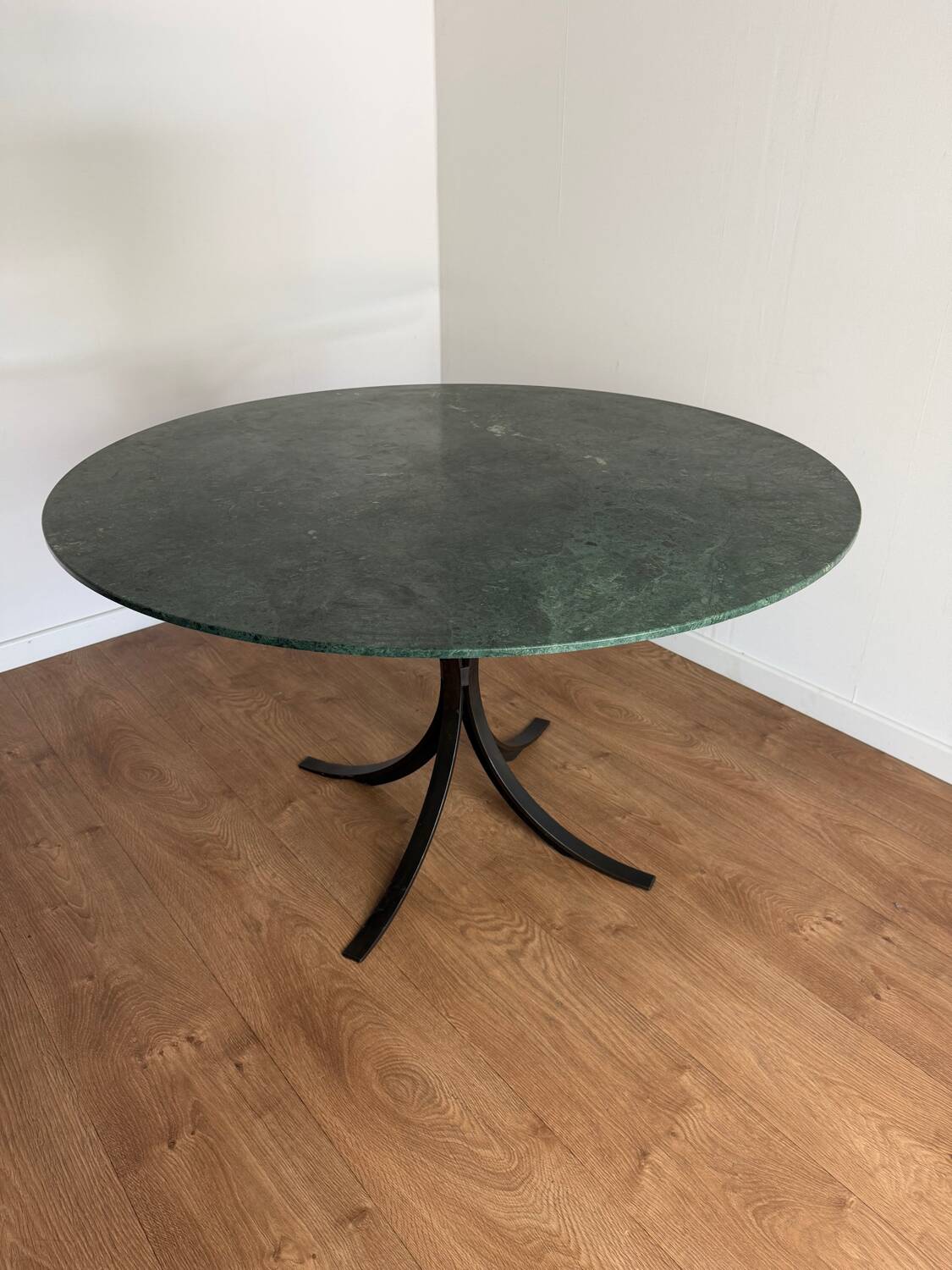 Round dining table – green marble & wrought iron