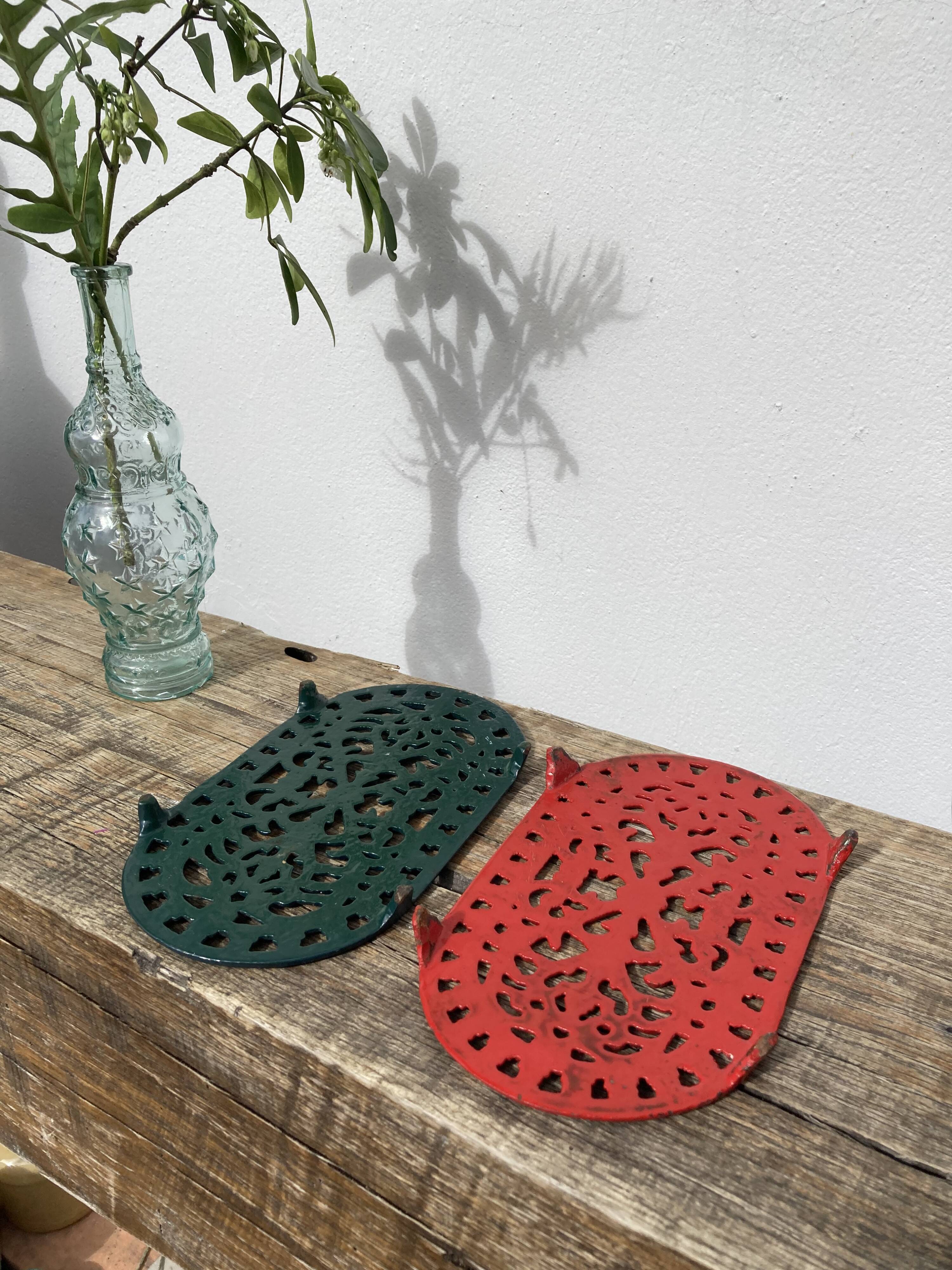 Duo of oval red and green cast iron trivets 60s 70s
