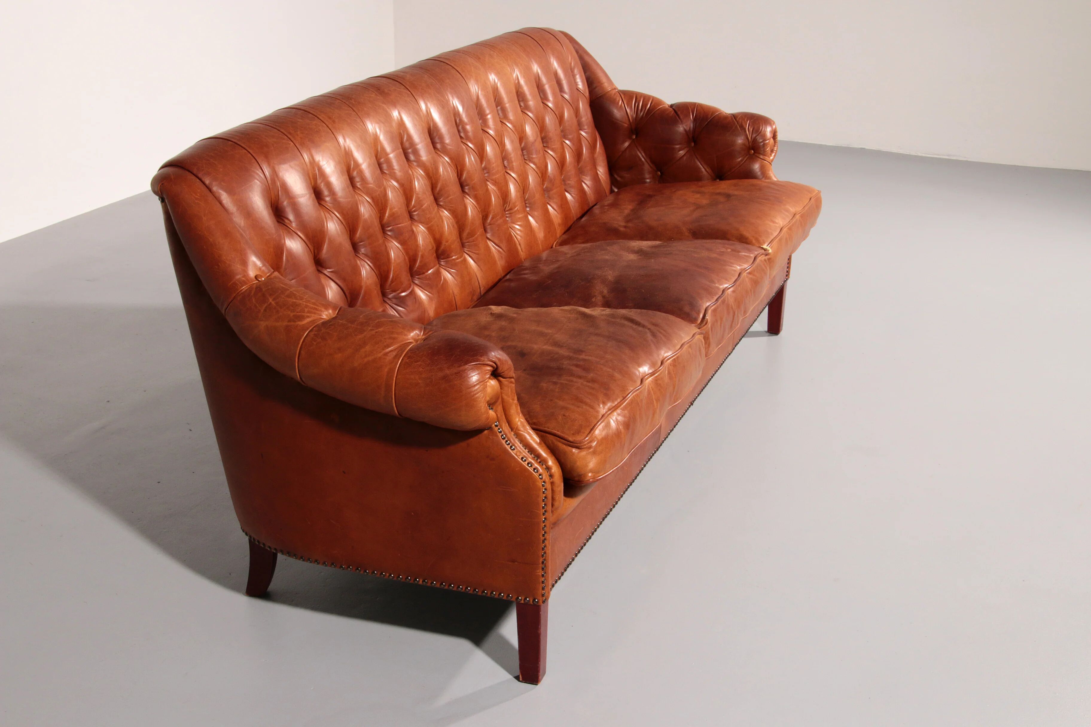 Canapé Chesterfield en cuir vieilli