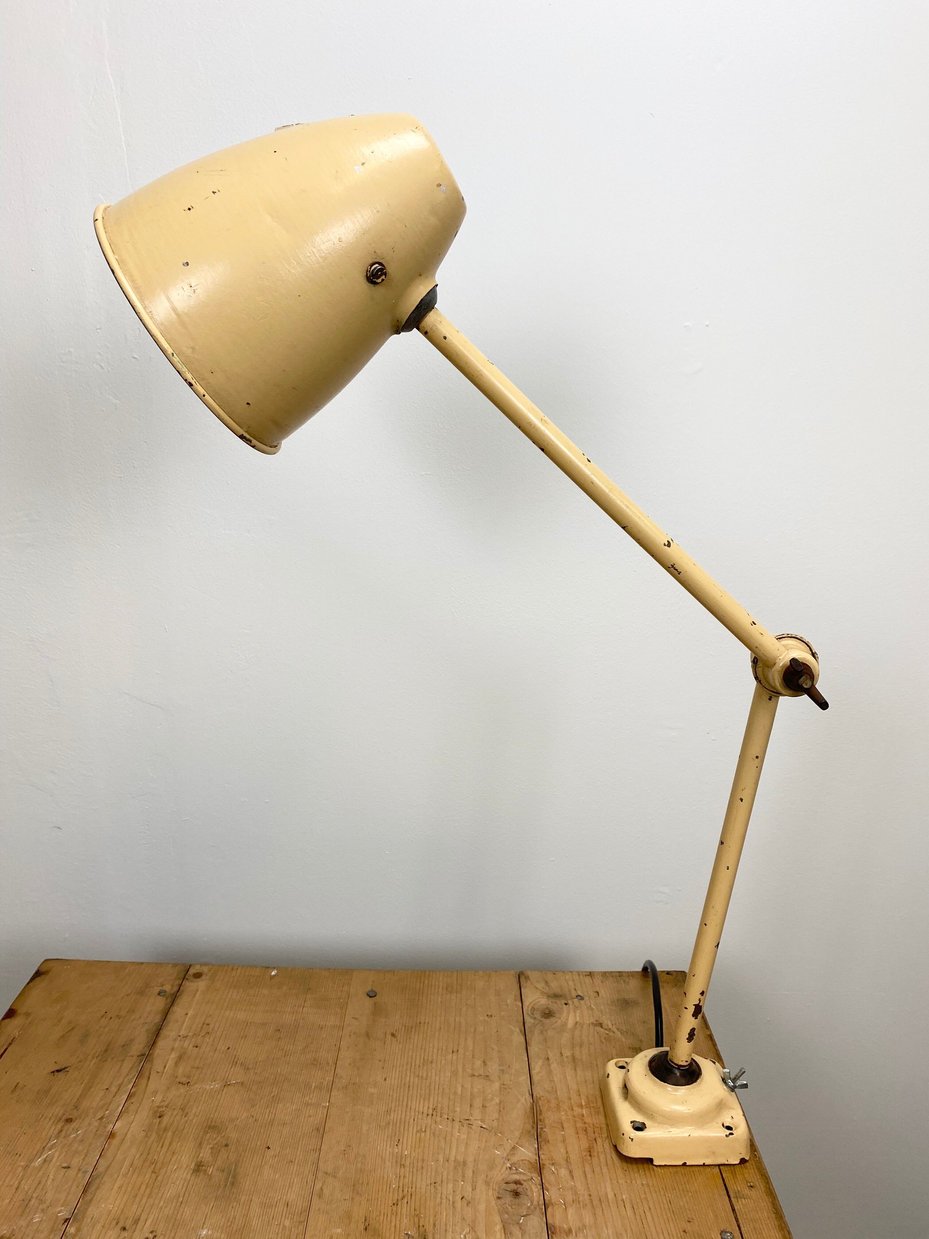 Lampe de table industrielle beige du milieu du siècle, années 1960