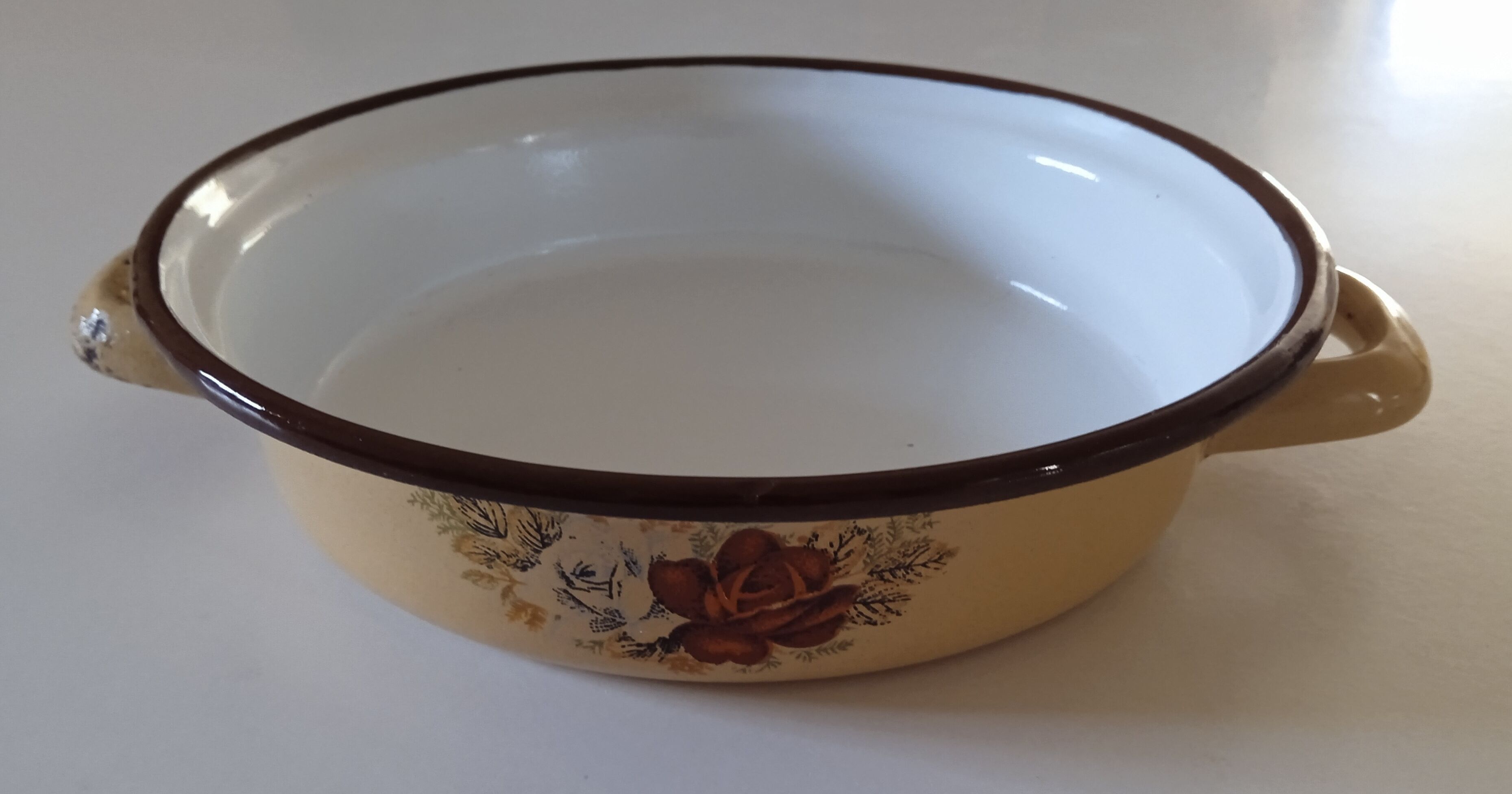 Egg dish in steel enamelled decorations Vintage