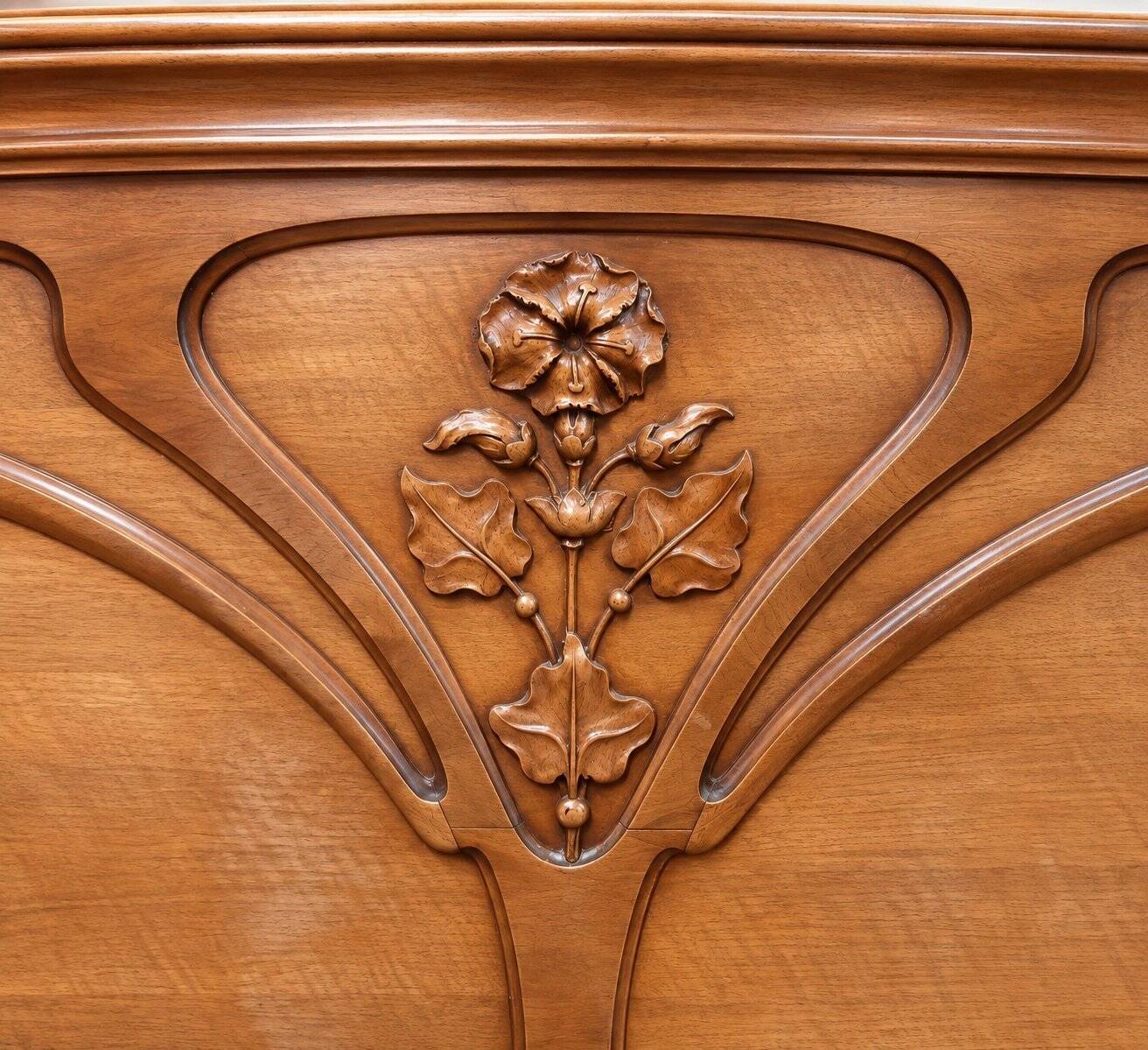 Double bed from the Art Nouveau period – Carved mahogany – Relief flowers